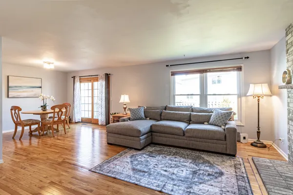 $380,000 | 1577 Pinetree Drive, Gurnee, IL 60031