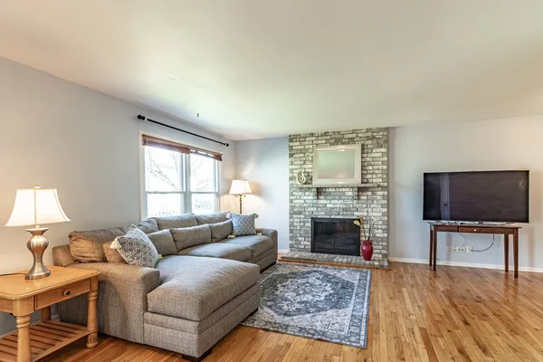 $380,000 | 1577 Pinetree Drive, Gurnee, IL 60031