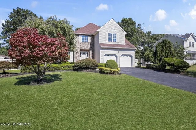 a view of front of a house with a yard