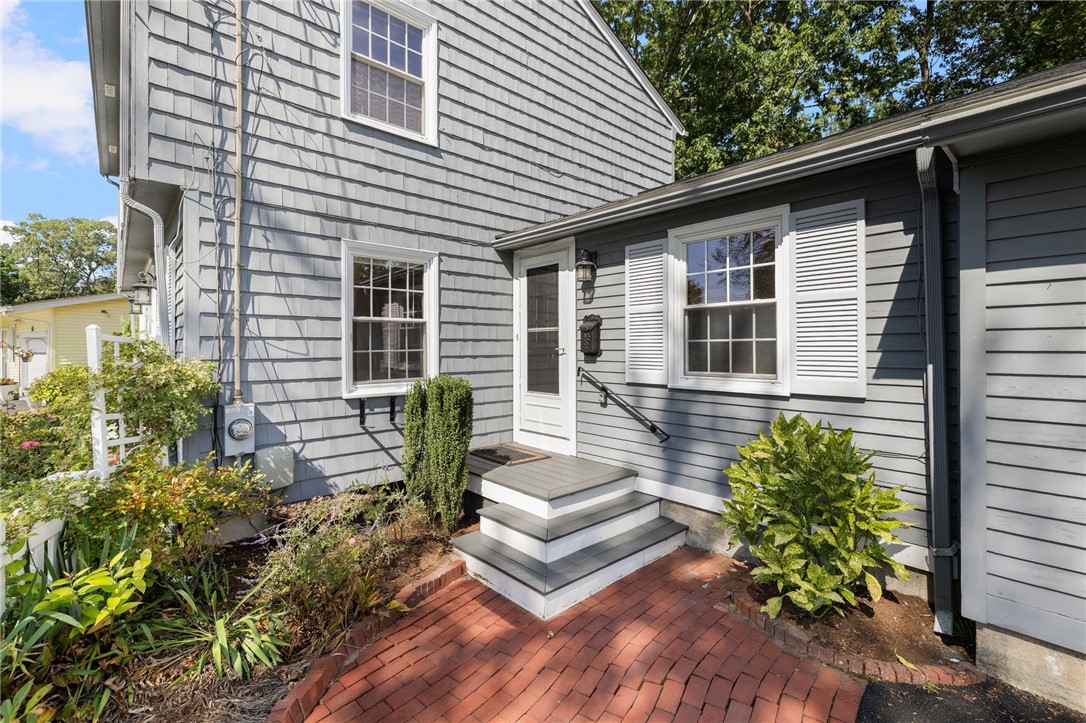 45 Cushing Road Warwick, RI 02888 - Photo 3 of 24