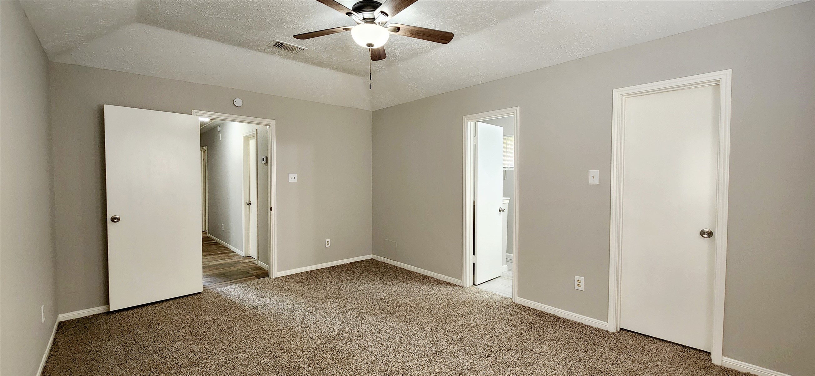 129 Wagon Ln Loop Angleton, TX 77515 - Photo 19 of 37 Gallery Image 19