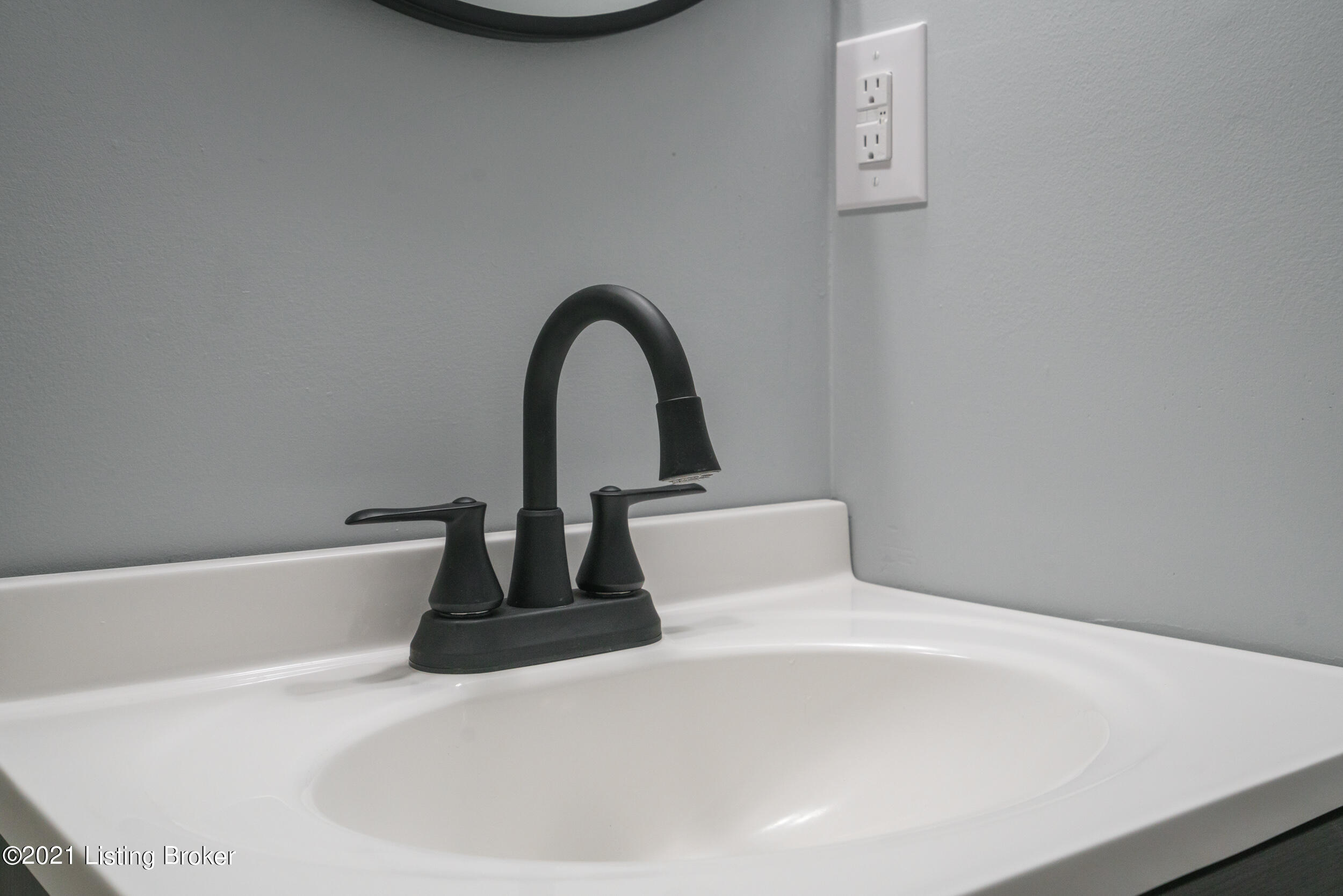12225 Ridgemont Road Louisville, KY 40229 - Photo 15 of 33 12225 Ridgemont Road-24
