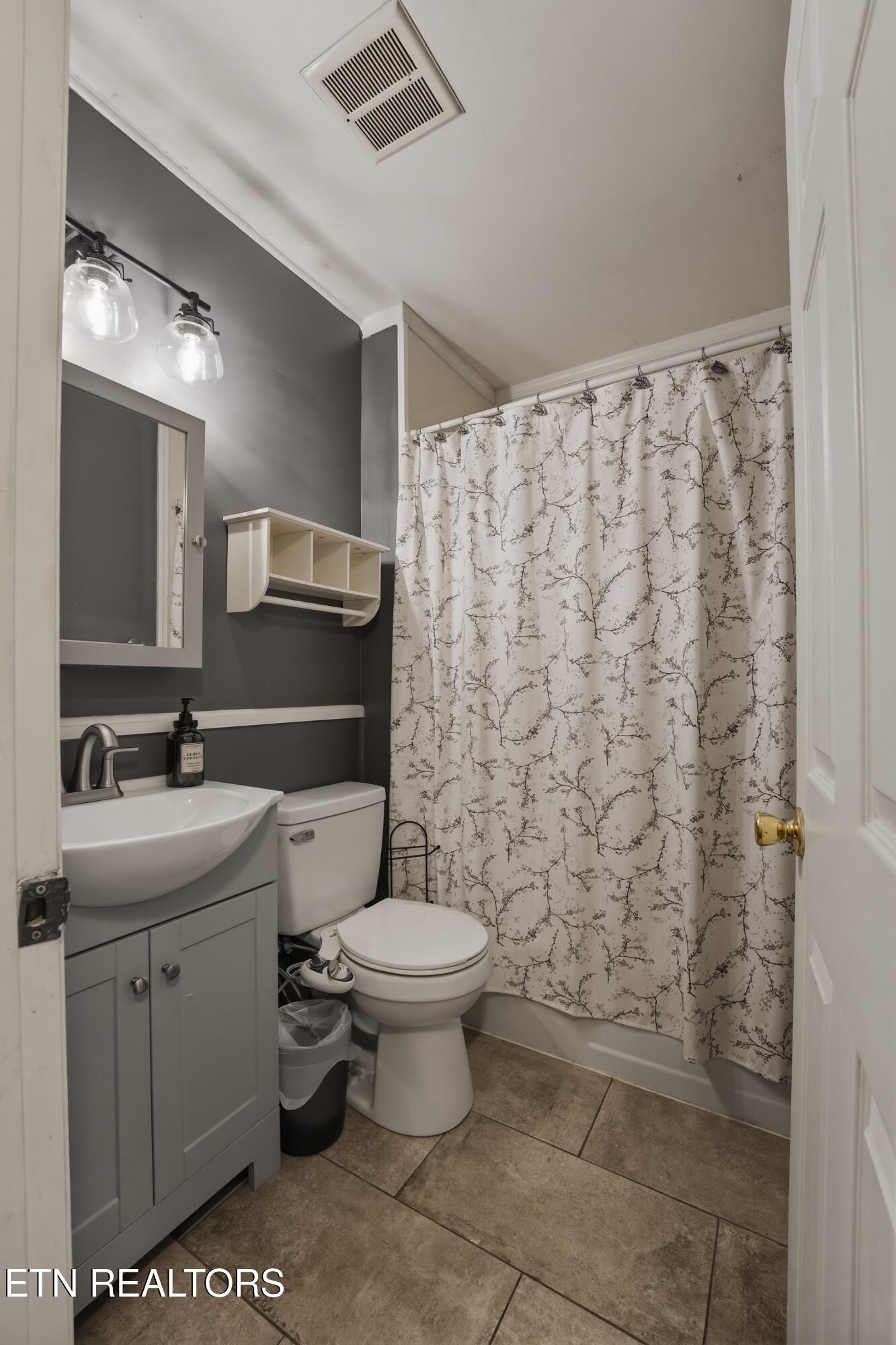 106 Pallas Road Oak Ridge, TN 37830 - Photo 16 of 18 25_106_Pallas_Road-Bathroom-2889