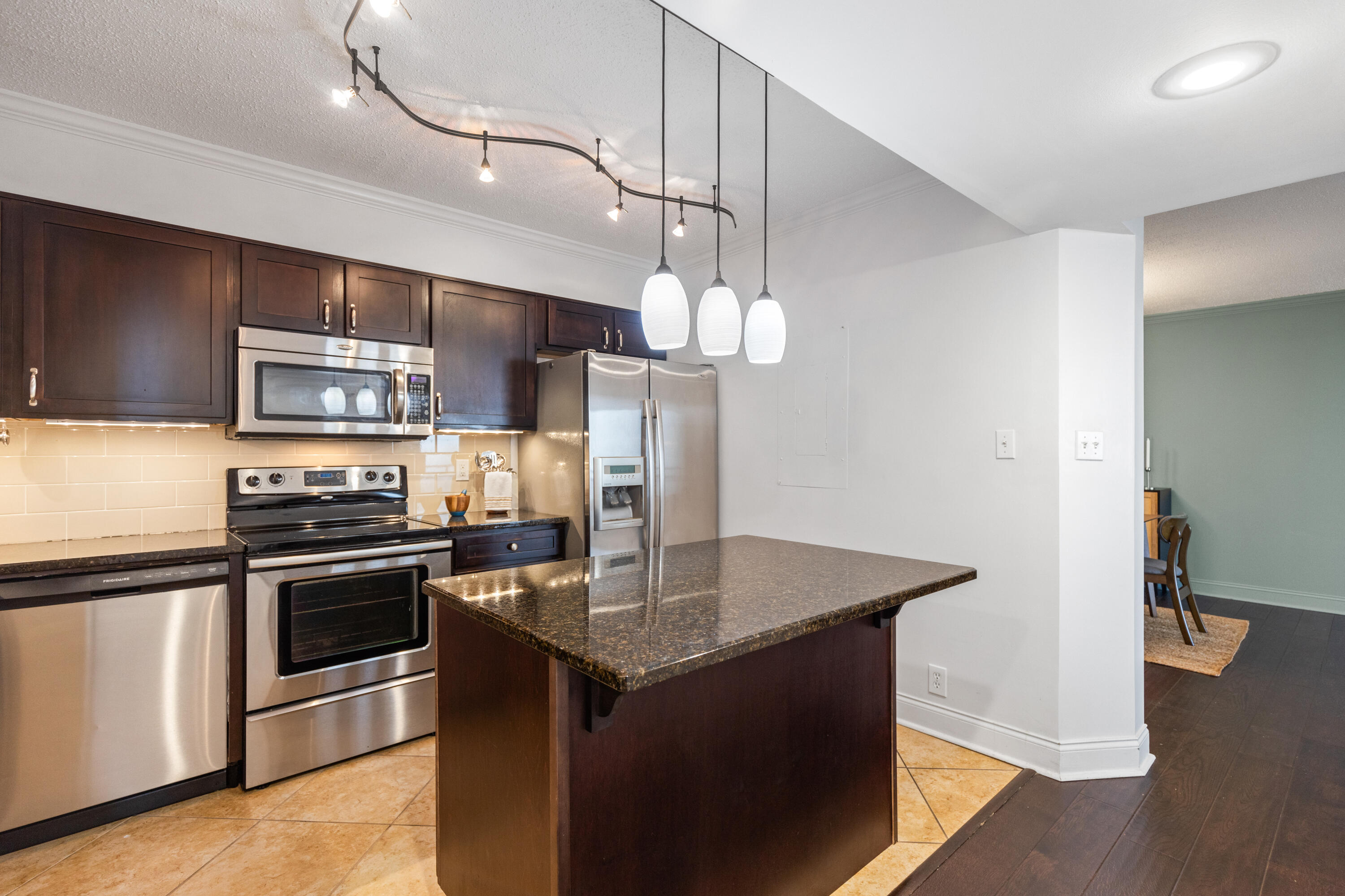 1131 Stringers Ridge Road, Unit 11G Chattanooga, TN 37405 - Photo 11 of 40 SPACIOUS & MODERN