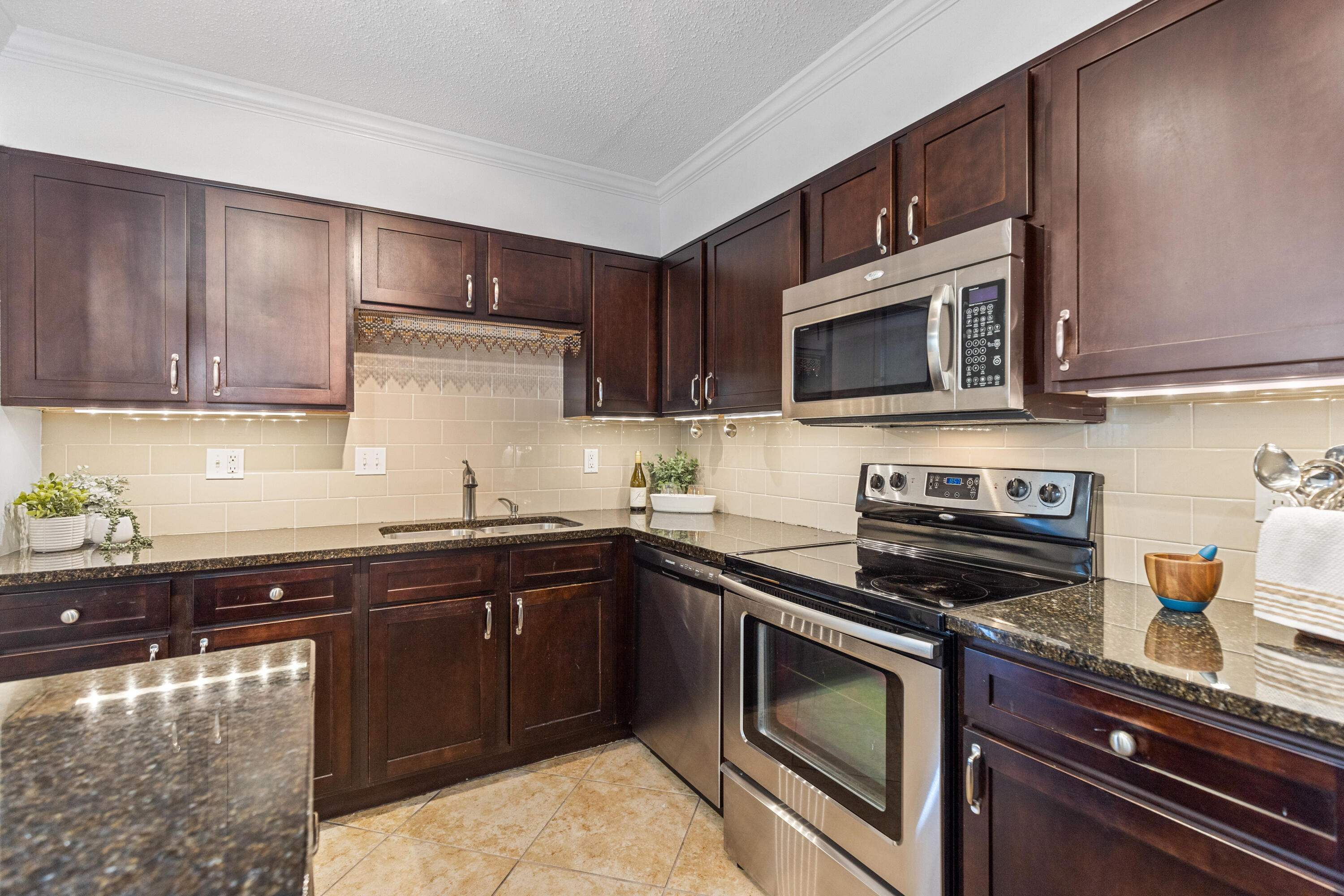 1131 Stringers Ridge Road, Unit 11G Chattanooga, TN 37405 - Photo 12 of 40 PLENTY OF CABINE SPACE