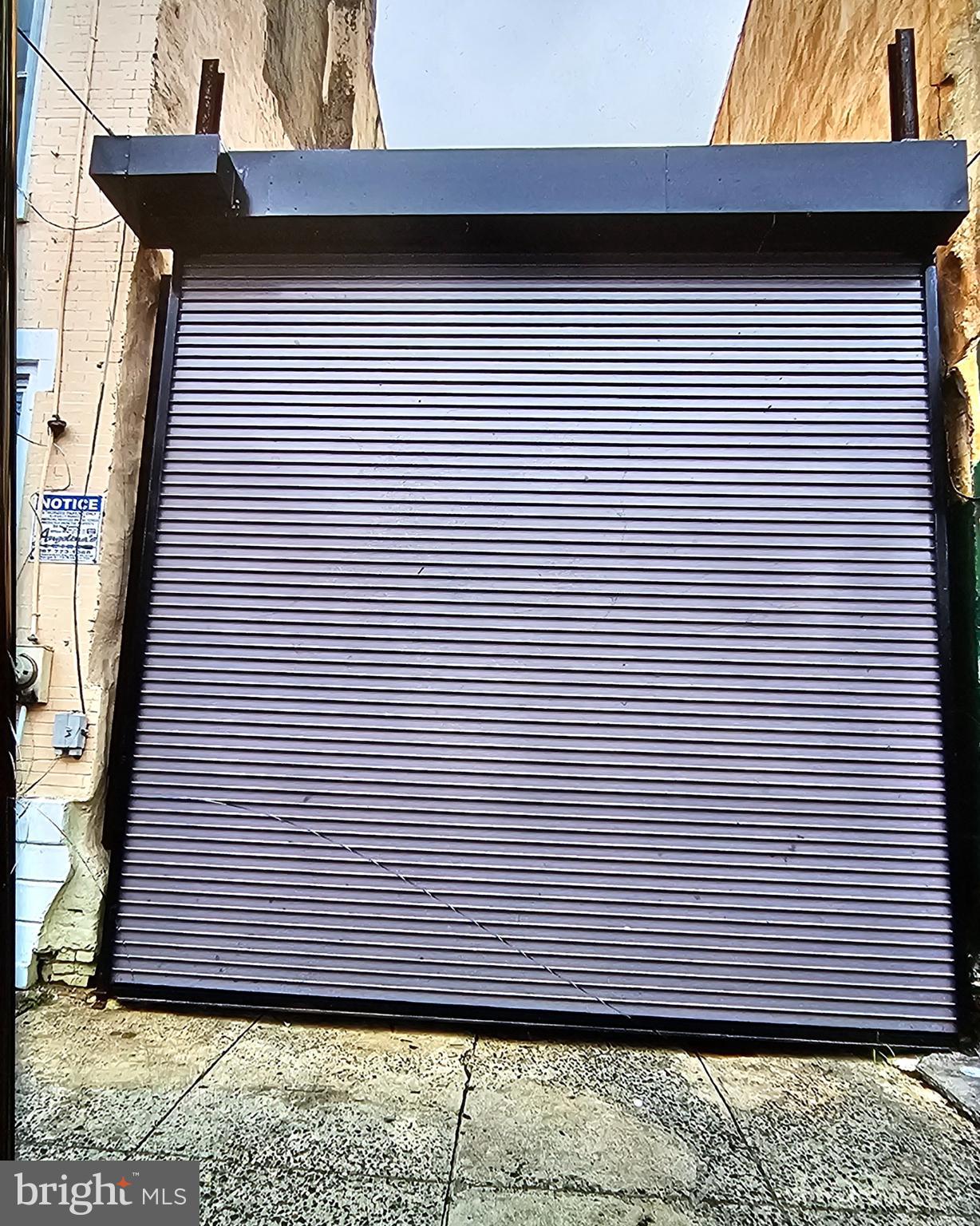 Electric gate to Lot