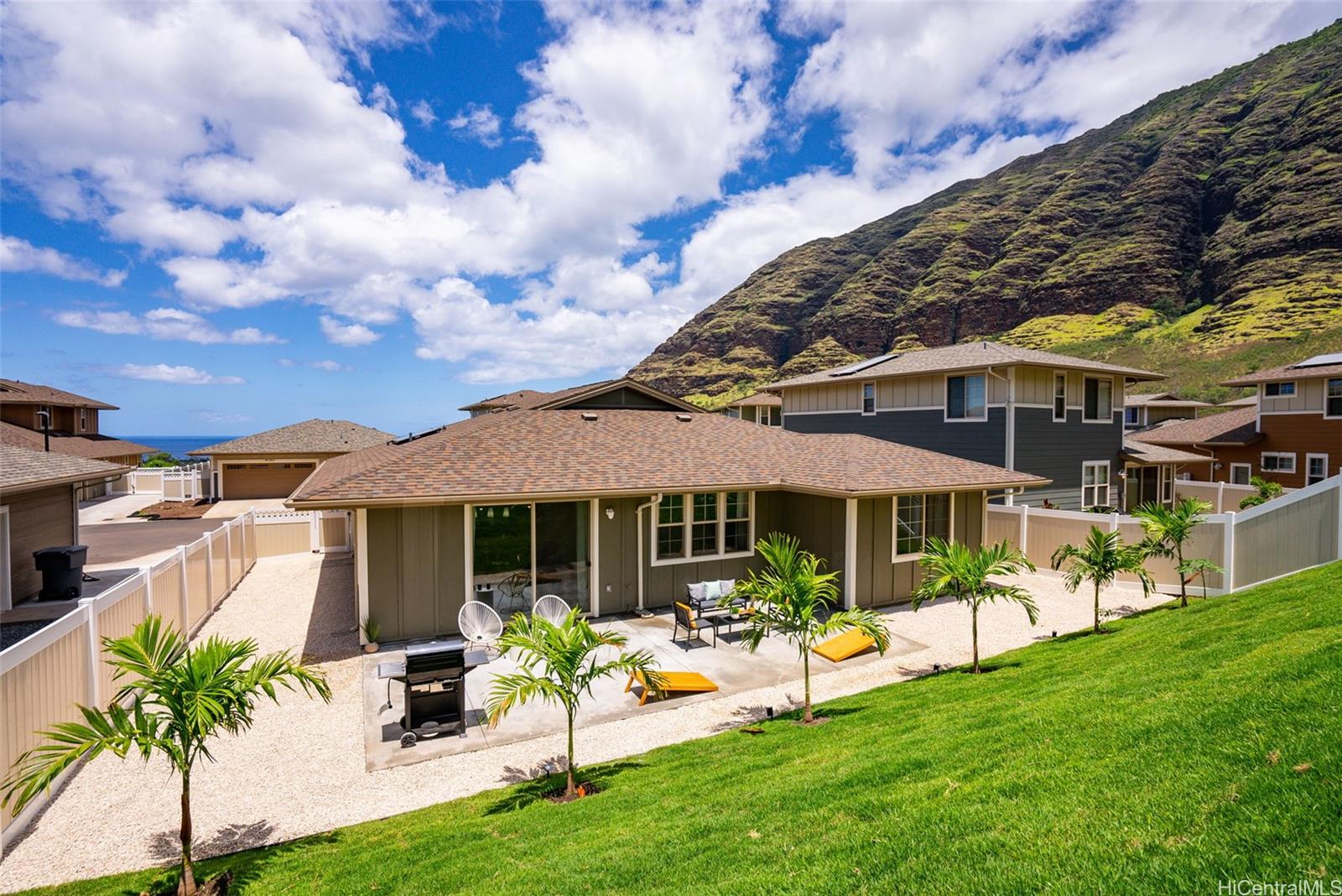 5 minutes from the shores of Makaha Valley, Palm trees surround you with a tropical feel