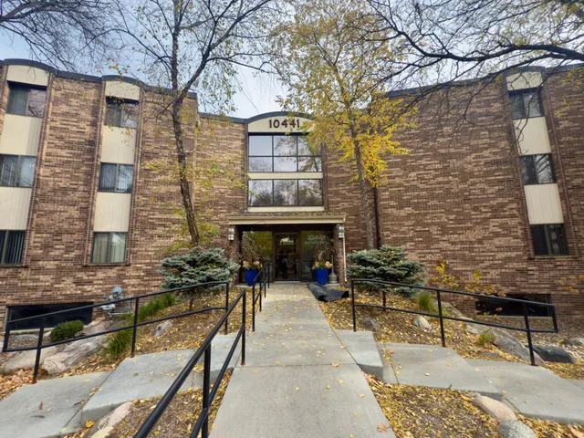 $142,100 | 10441 Greenbrier Road, Unit 303, Minnetonka, MN 55305