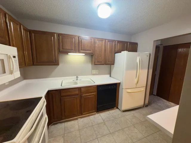 $142,100 | 10441 Greenbrier Road, Unit 303, Minnetonka, MN 55305