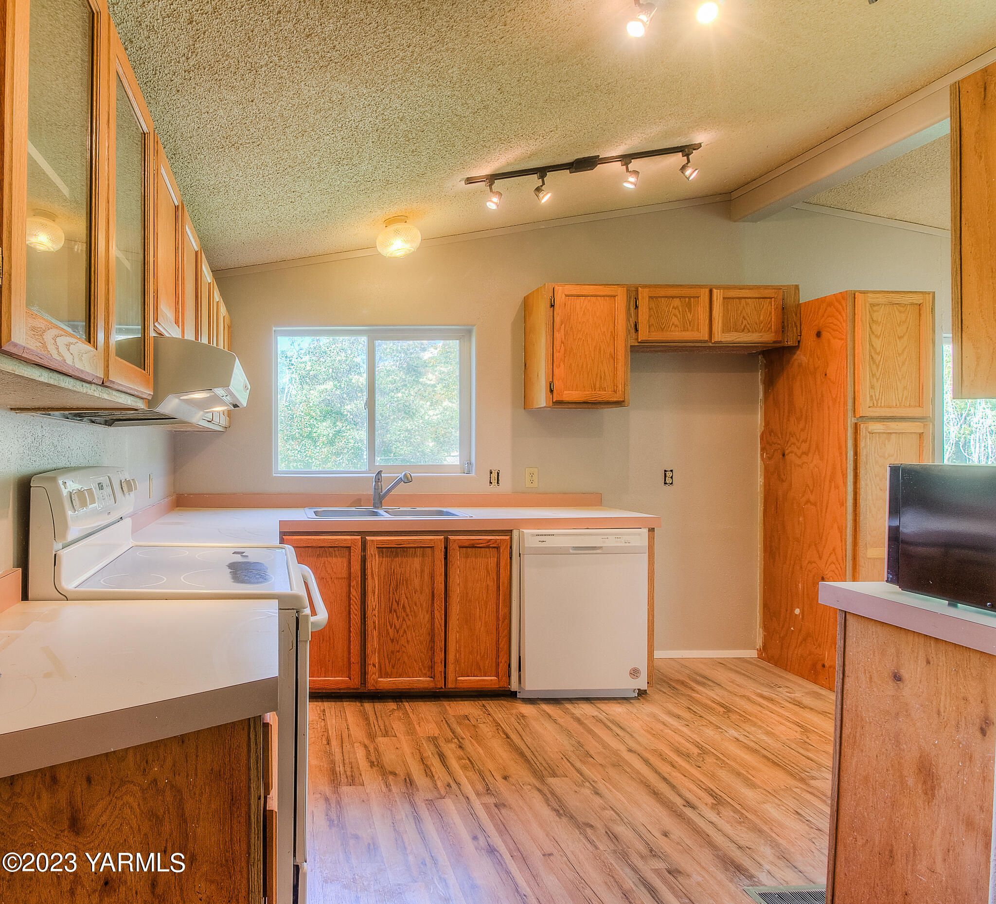 1710 North Fork Road Yakima, WA 98903 - Photo 14 of 34 a kitchen with stainless steel appliances granite countertop a sink a stove a refrigerator cabinets and wooden floor