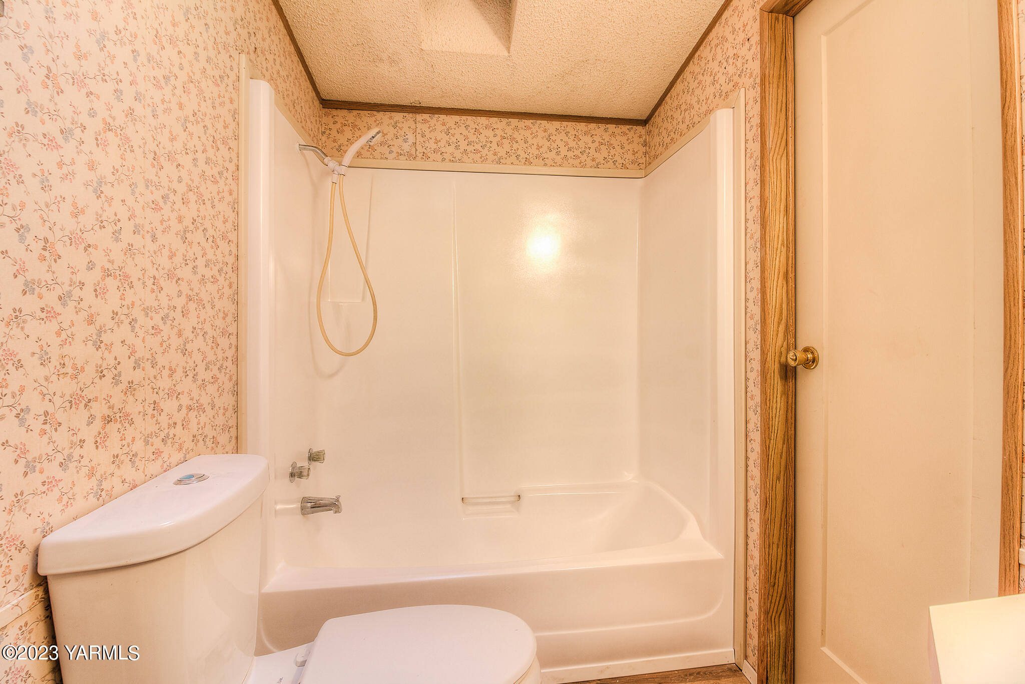 1710 North Fork Road Yakima, WA 98903 - Photo 17 of 34 a bathroom with a shower a toilet and sink