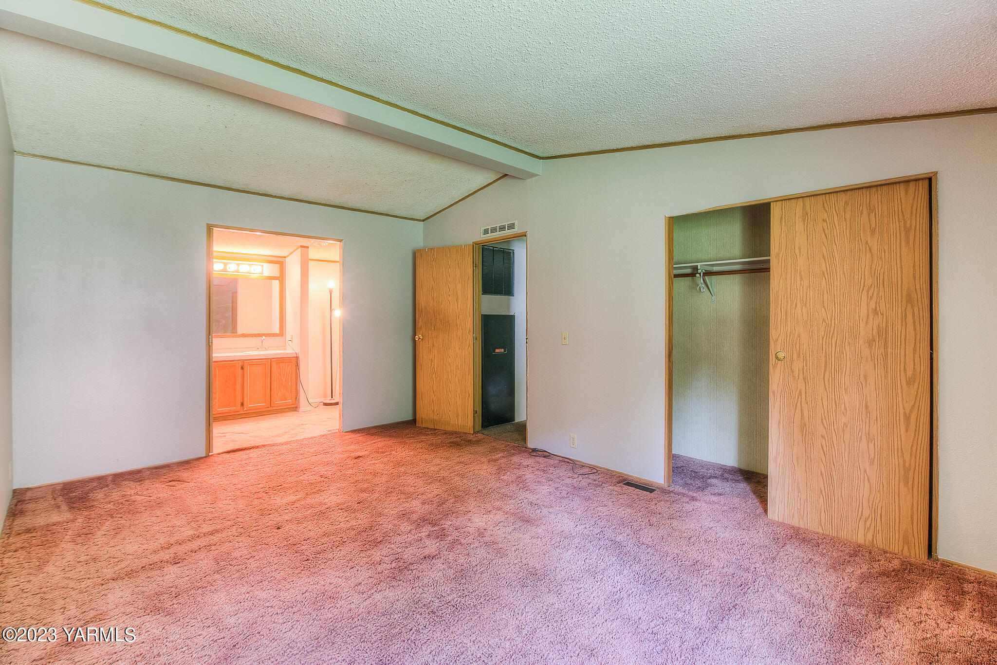 1710 North Fork Road Yakima, WA 98903 - Photo 20 of 34 an empty room with windows and closet