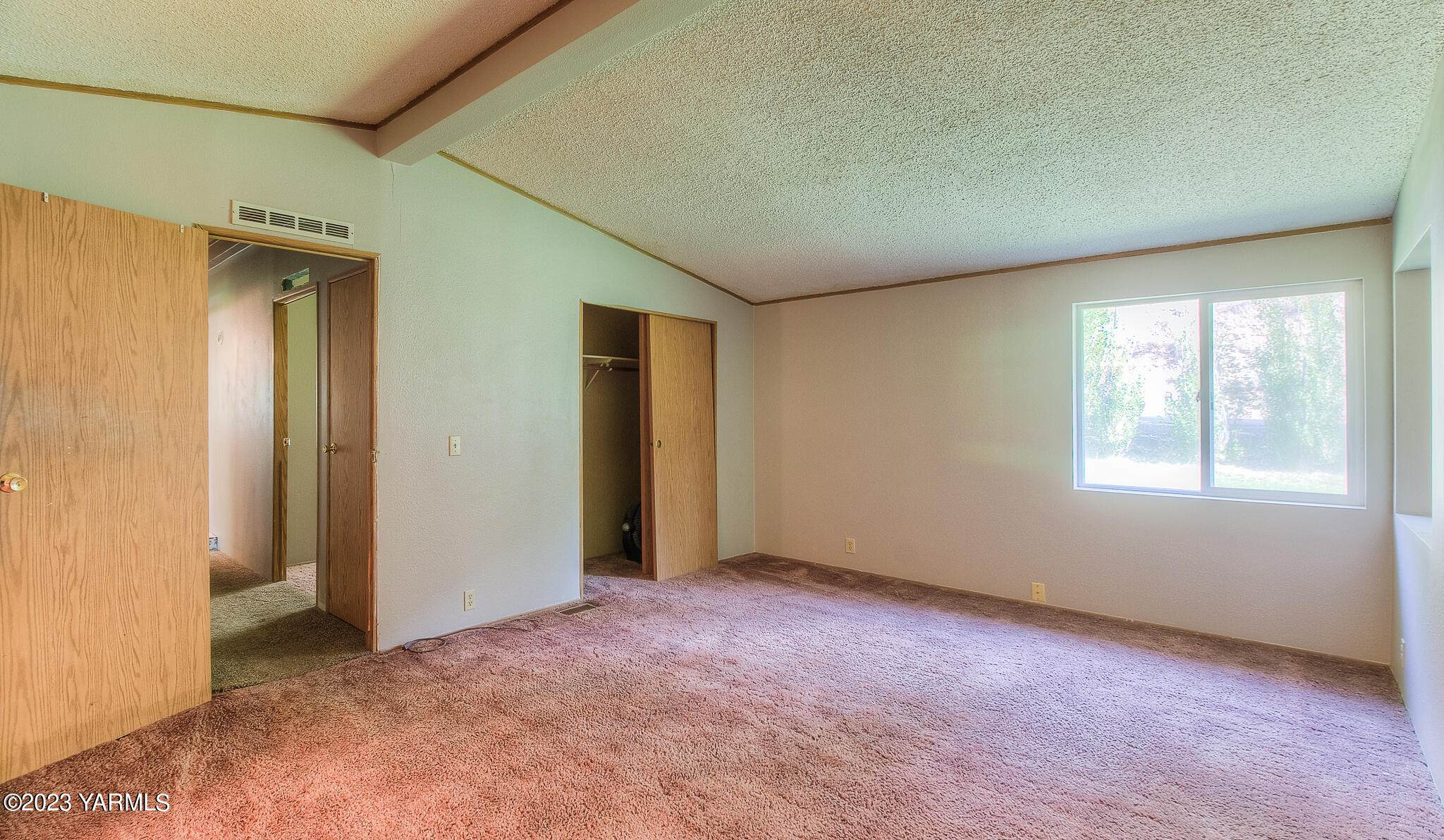 1710 North Fork Road Yakima, WA 98903 - Photo 21 of 34 an empty room with windows