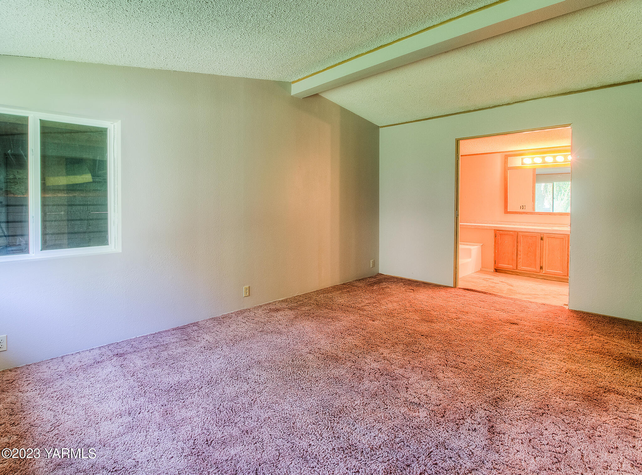 1710 North Fork Road Yakima, WA 98903 - Photo 22 of 34 an empty room with a window