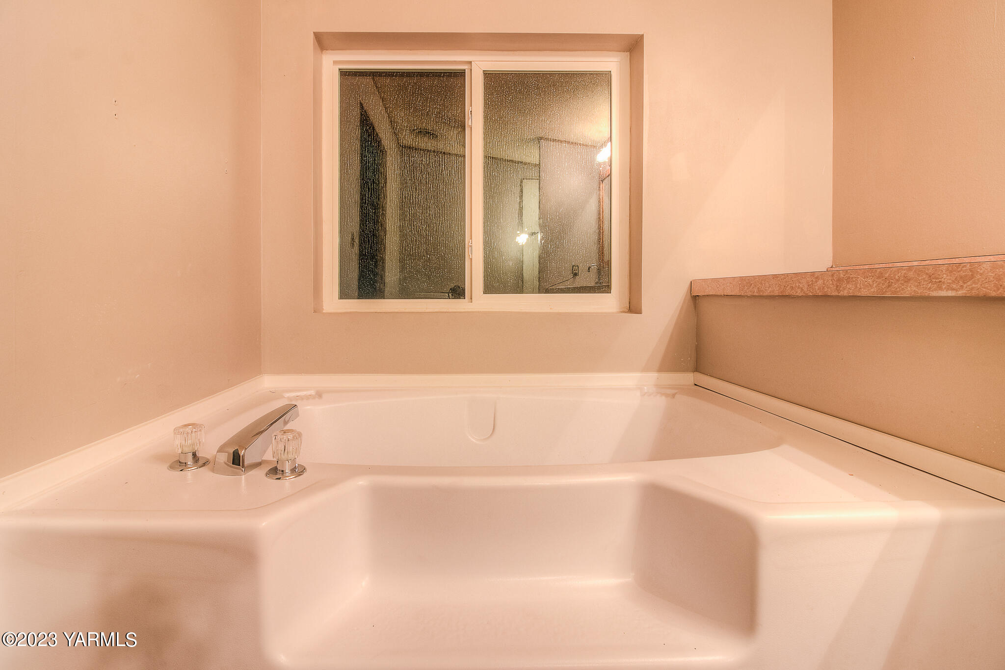 1710 North Fork Road Yakima, WA 98903 - Photo 23 of 34 a bathroom with a bathtub