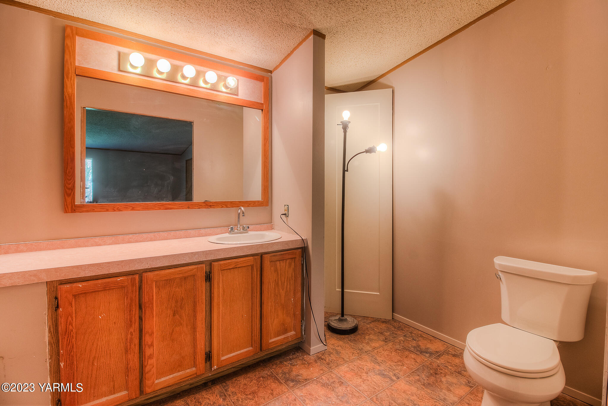 1710 North Fork Road Yakima, WA 98903 - Photo 24 of 34 a bathroom with a toilet a sink and mirror