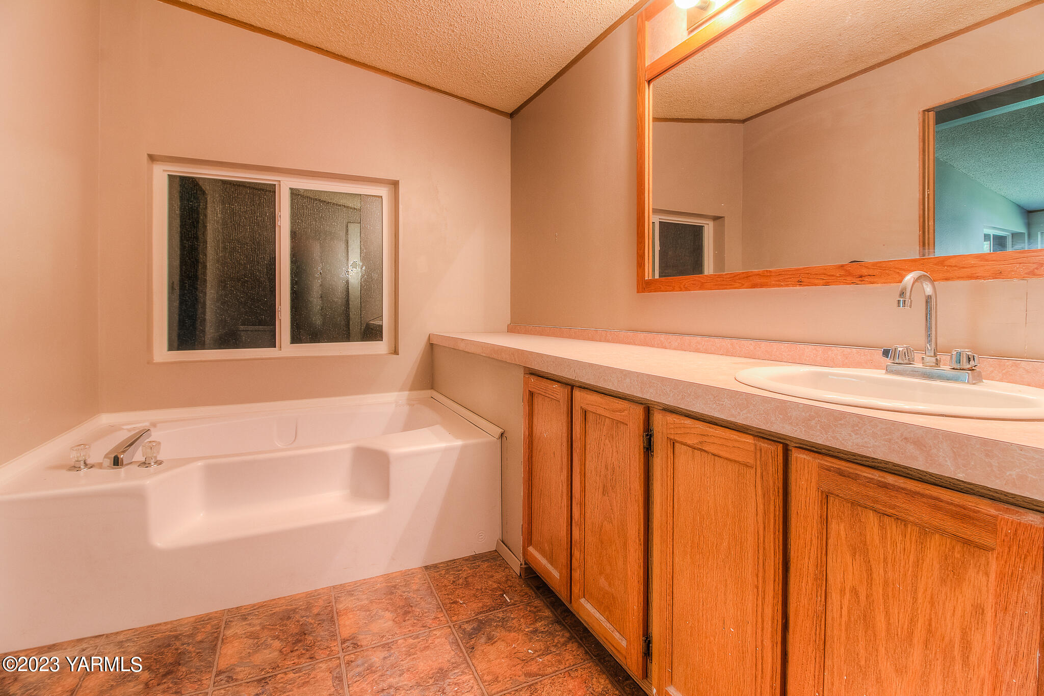 1710 North Fork Road Yakima, WA 98903 - Photo 25 of 34 a bathroom with a bathtub and a sink