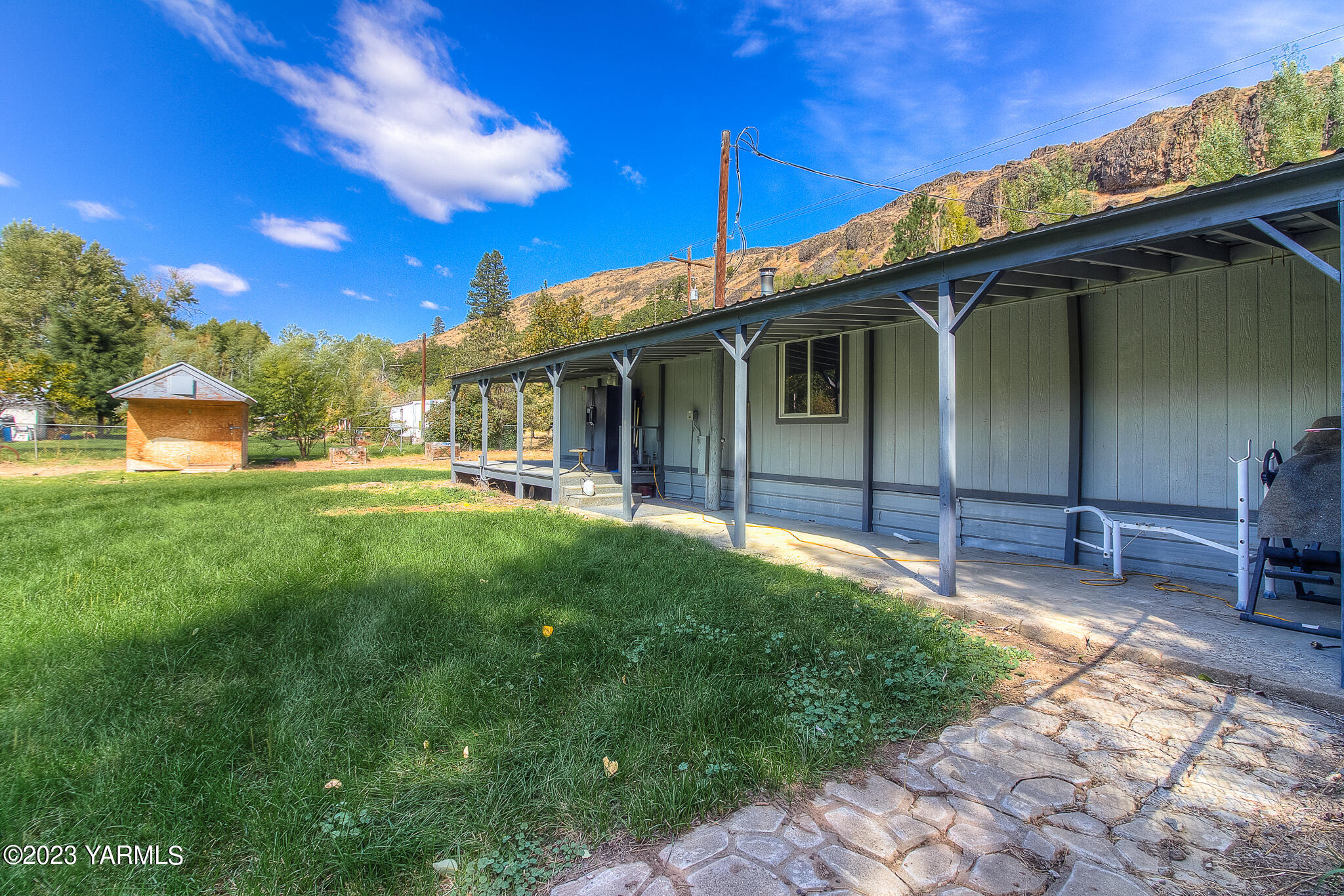 1710 North Fork Road Yakima, WA 98903 - Photo 26 of 34 a backyard of a house with table and chairs