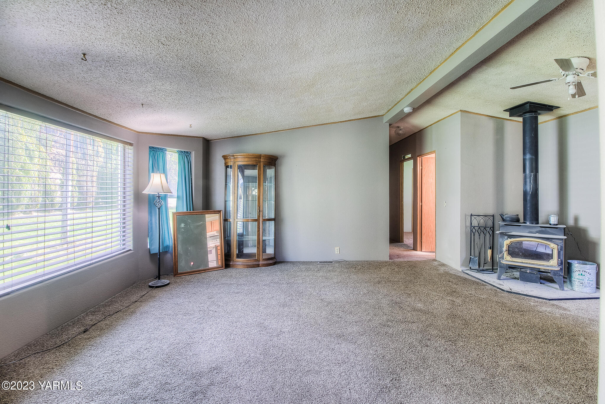 1710 North Fork Road Yakima, WA 98903 - Photo 7 of 34 an empty room with windows