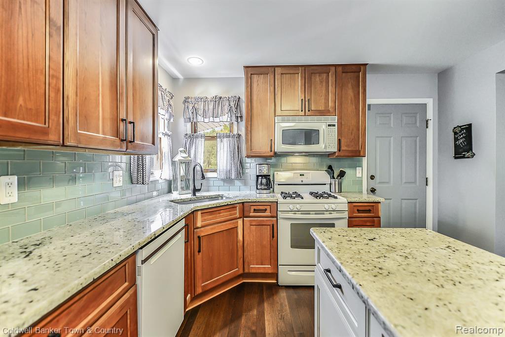 11088 Whitewood Road Pinckney, MI 48169 - Photo 7 of 44 Gallery Image 7