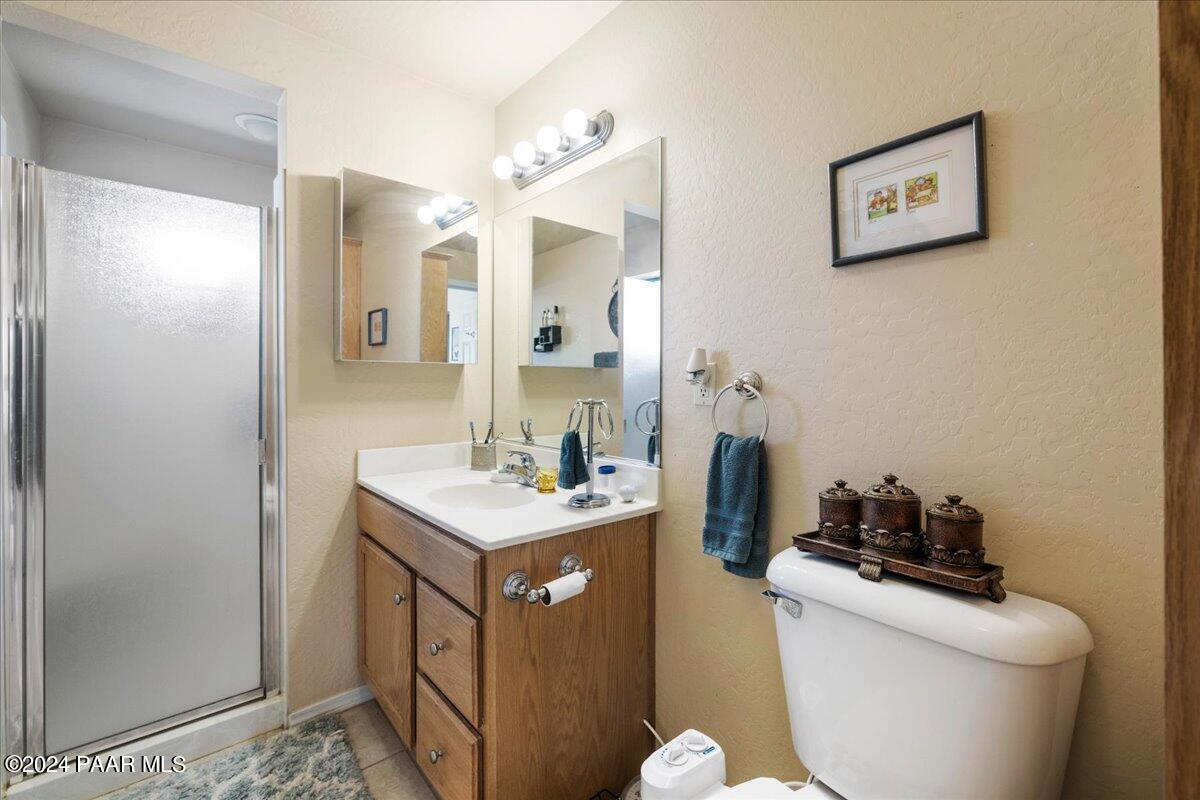 18531 Peeples Valley Road Peeples Valley, AZ 86332 - Photo 21 of 35 22-Primary Bathroom