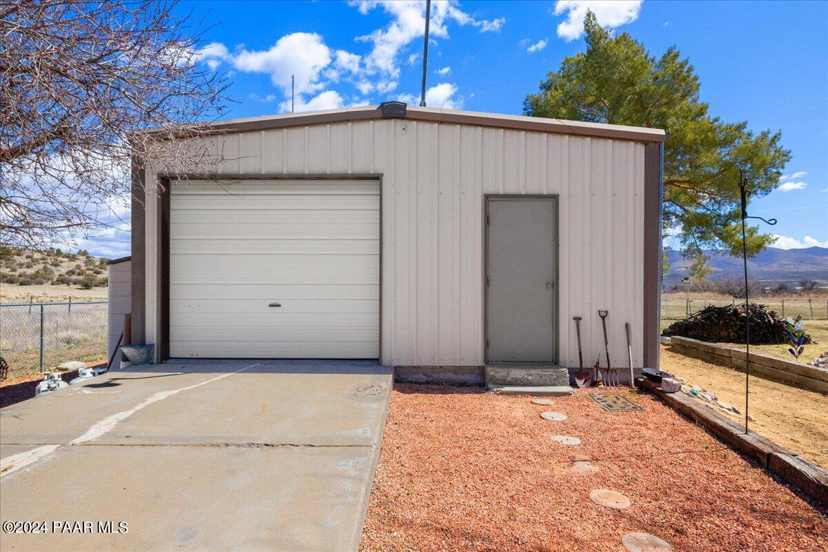 18531 Peeples Valley Road Peeples Valley, AZ 86332 - Photo 27 of 35 28-Workshop