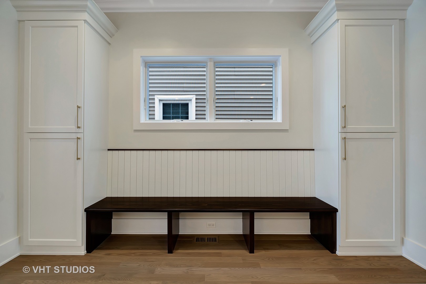 3712 North Marshfield Avenue Chicago, IL 60613 - Photo 7 of 21 a room with a table and a window