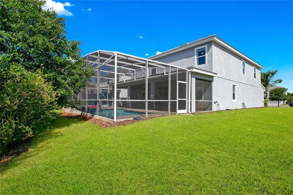 a view of a house with backyard and garden