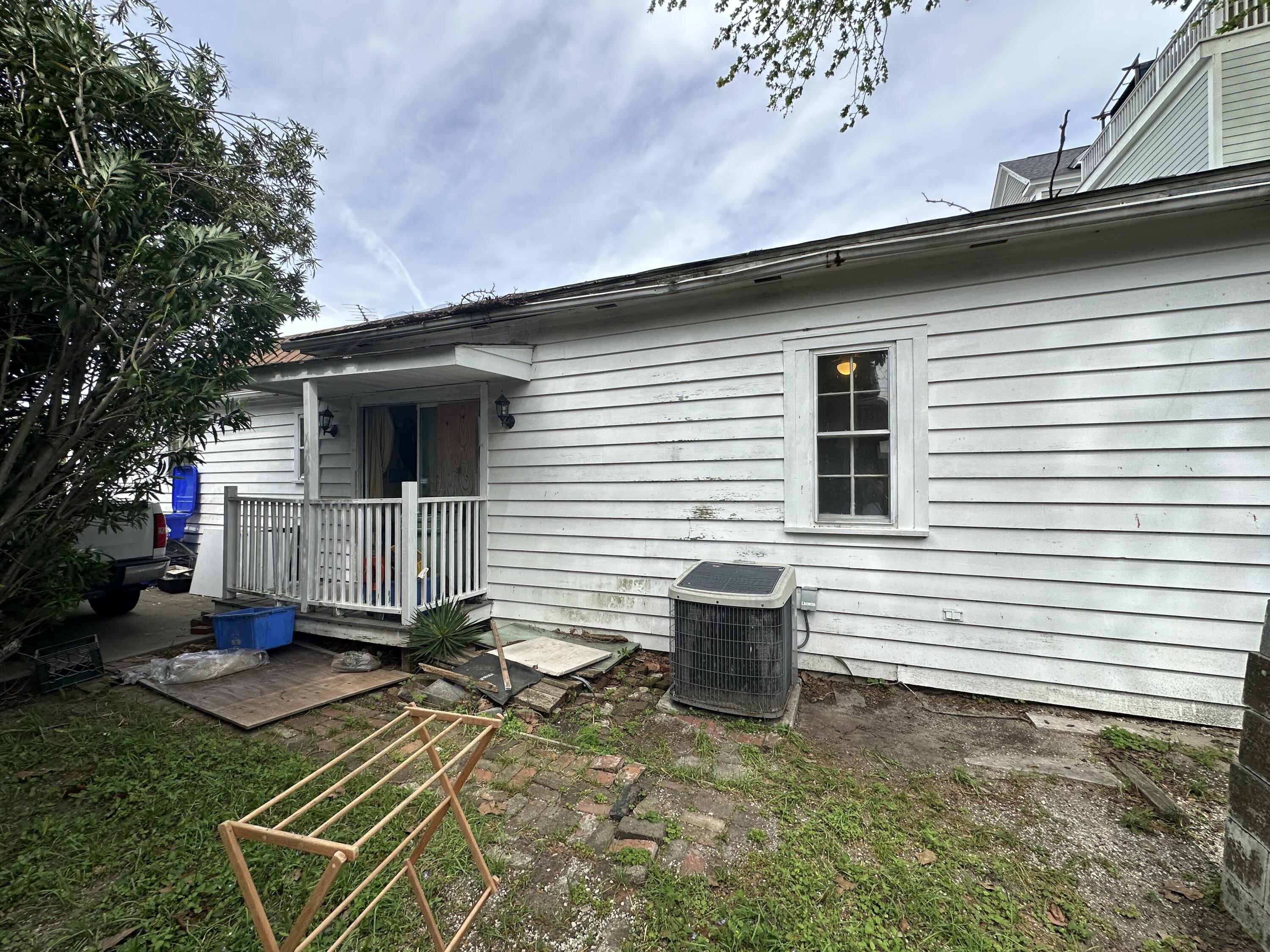 227 Fishburne Street Charleston, SC 29403 - Photo 3 of 13 Side Yard