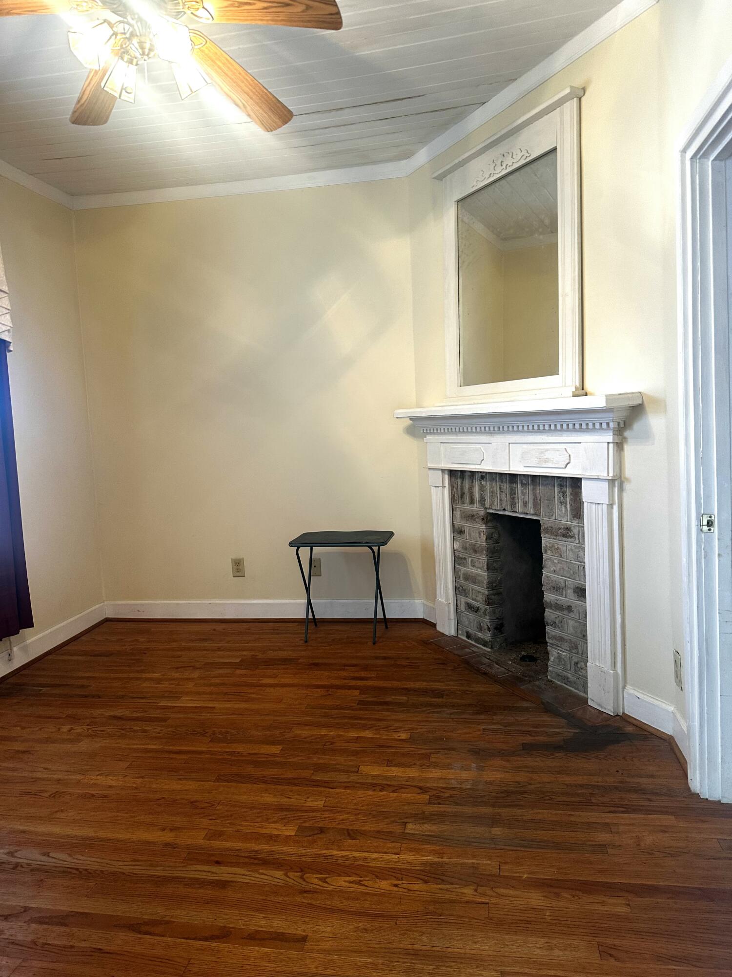 227 Fishburne Street Charleston, SC 29403 - Photo 7 of 13 227 fishburne livving 1