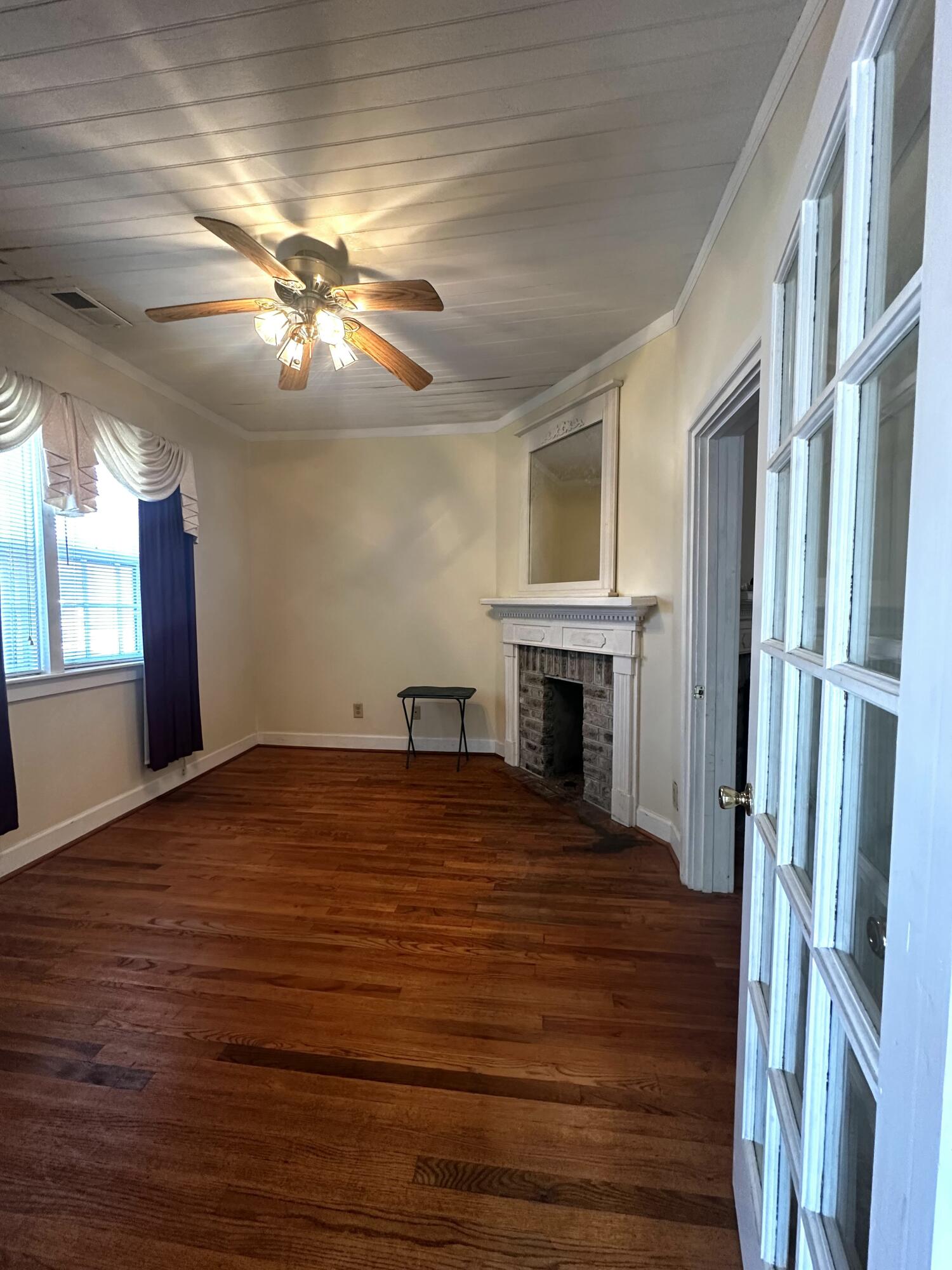 227 Fishburne Street Charleston, SC 29403 - Photo 9 of 13 227 fishburne living 2