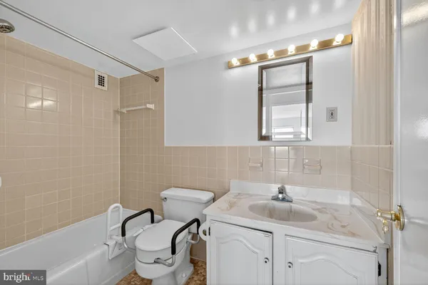$3,600 | 1111 University Boulevard West, Unit 1016 & 1017, Silver Spring, MD 20902