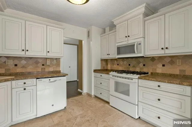 $200,000 | 2150 Center Avenue, Unit 2E, Fort Lee, NJ 07024