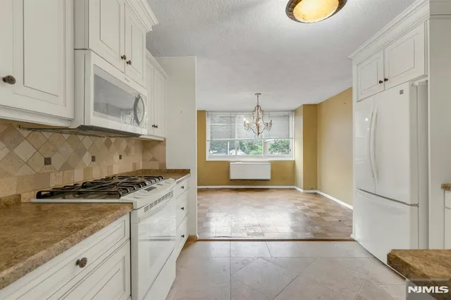 $200,000 | 2150 Center Avenue, Unit 2E, Fort Lee, NJ 07024