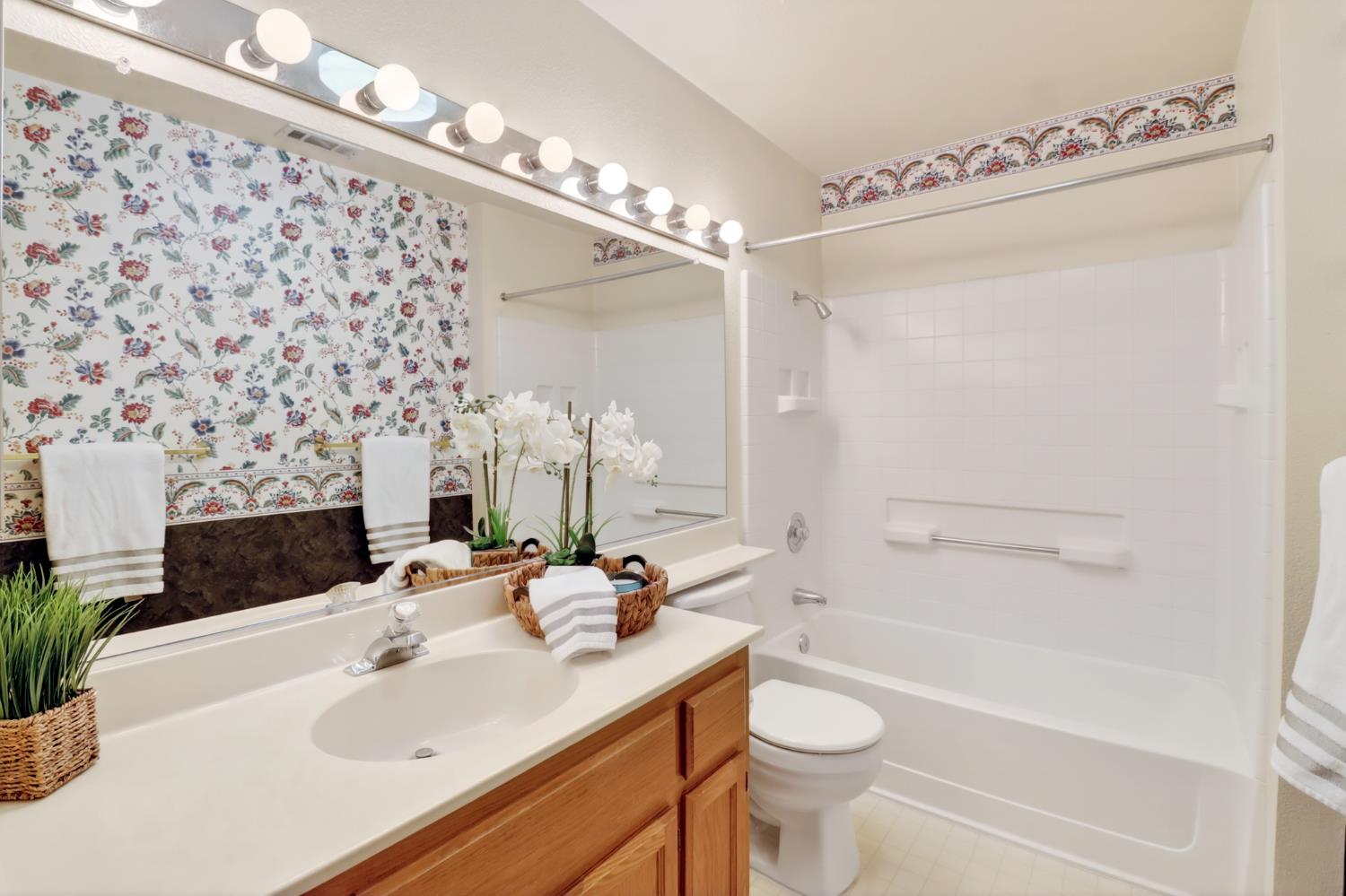 8020 Walerga Road, Unit 1009 Antelope, CA 95843 - Photo 27 of 39 Full bath 2- single sink, shower over tub