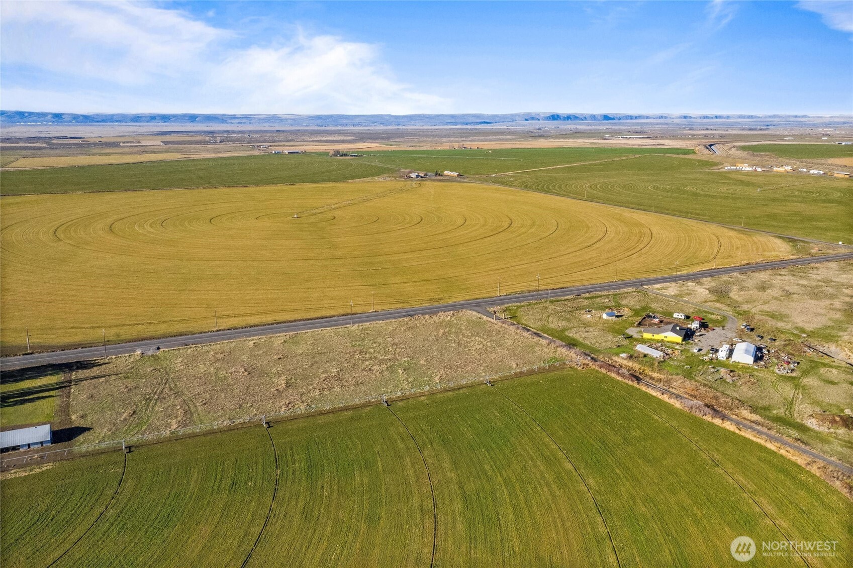 15709 Stratford Road Northeast Moses Lake, WA 98837 - Photo 7 of 19 a view of an ocean and beach