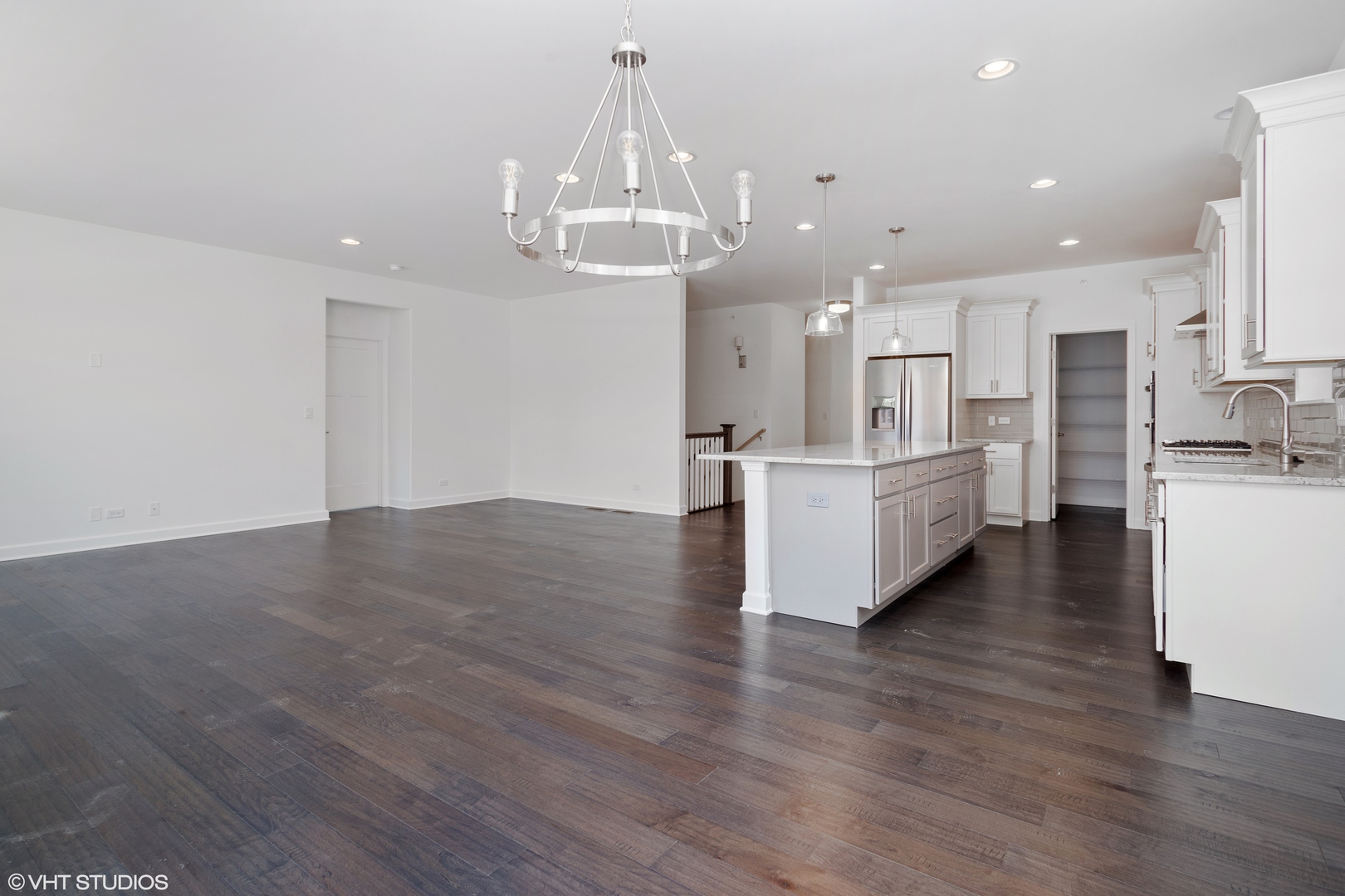 748 West Eagle Court Addison, IL 60101 - Photo 4 of 12