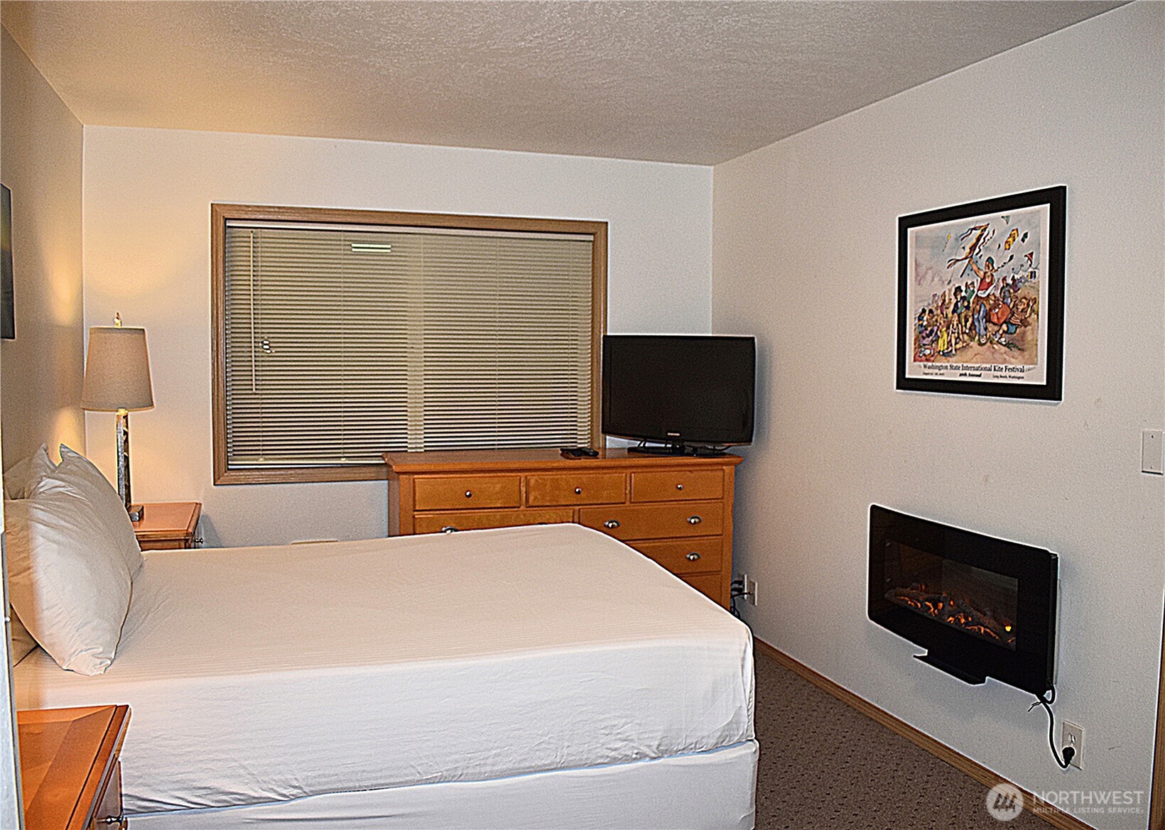 304 14th Street Northwest, Unit 115 Long Beach, WA 98631 - Photo 4 of 10 a bedroom with a bed and a flat screen tv