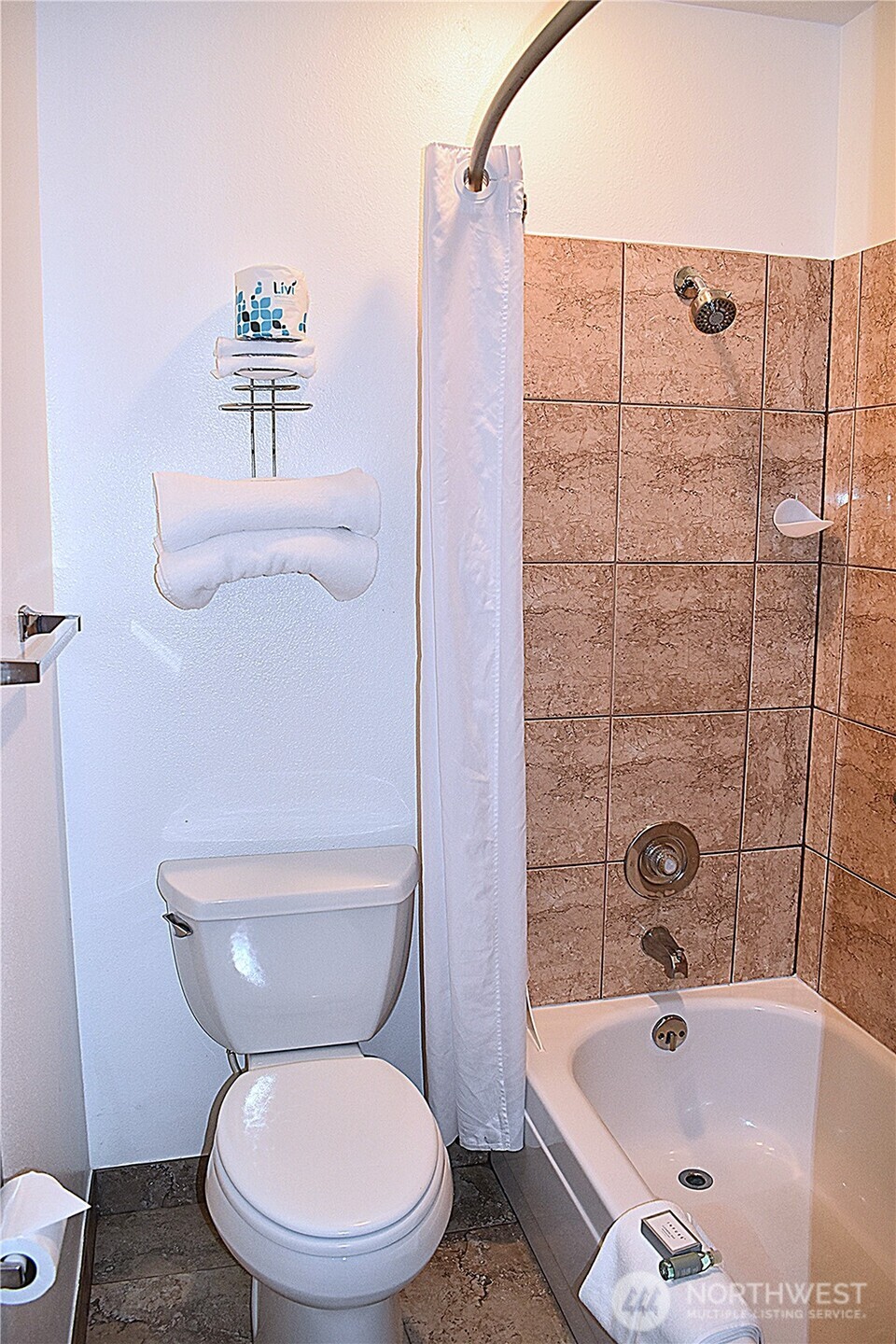 304 14th Street Northwest, Unit 115 Long Beach, WA 98631 - Photo 5 of 10 a bathroom with a toilet and a bathtub