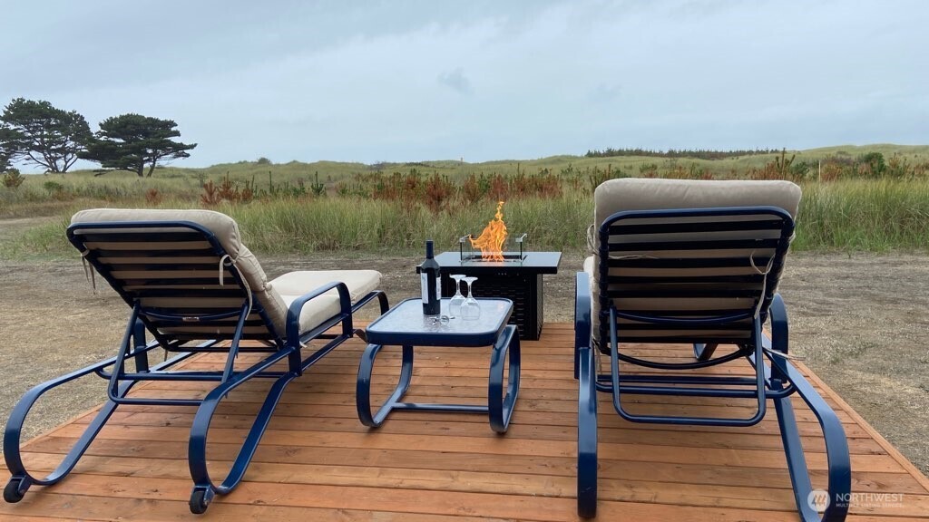 304 14th Street Northwest, Unit 115 Long Beach, WA 98631 - Photo 7 of 10 a balcony with outdoor seating and city view