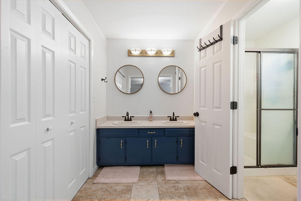 7608 Ridge Bay Drive Hixson, TN 37343 - Photo 17 of 52 Primary Bathroom