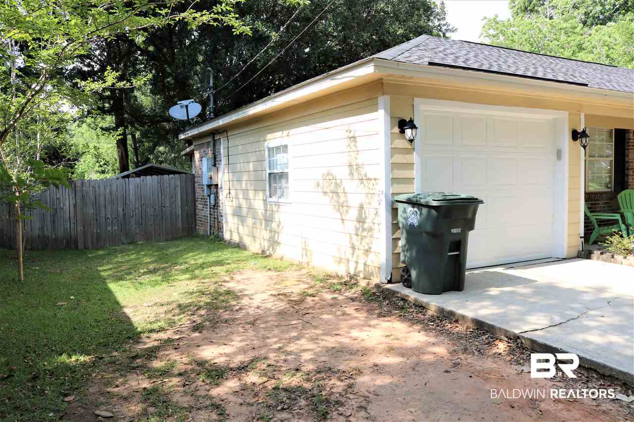 512 Carolyn Avenue Foley, AL 36535 - Photo 4 of 32