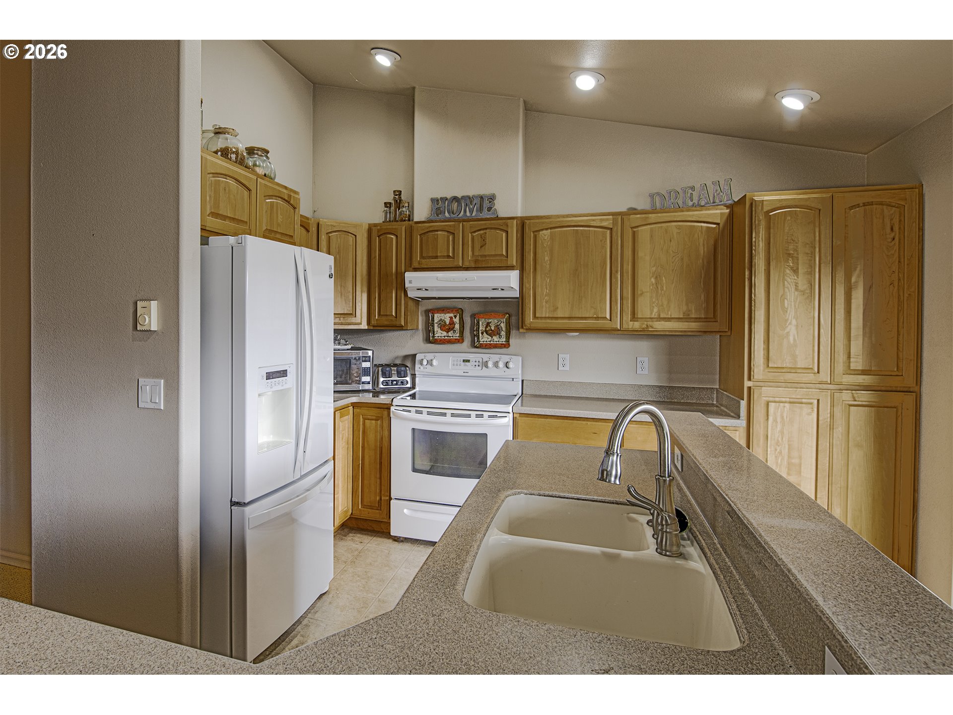 179 Laurel Street, Unit 9 Florence, OR 97439 - Photo 15 of 37 a kitchen with stainless steel appliances granite countertop a refrigerator and a sink