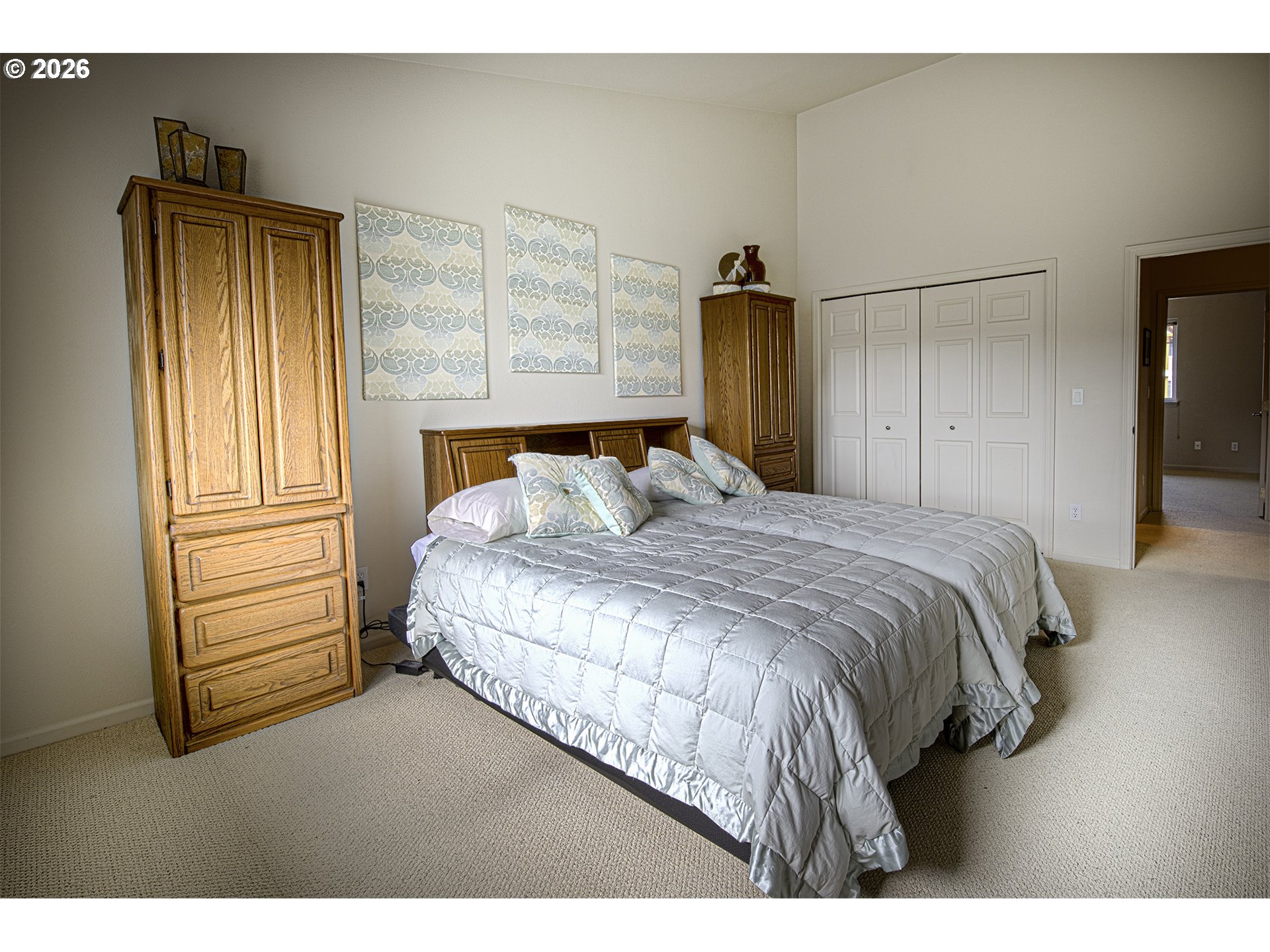 179 Laurel Street, Unit 9 Florence, OR 97439 - Photo 22 of 37 a bedroom with a bed and a mirror
