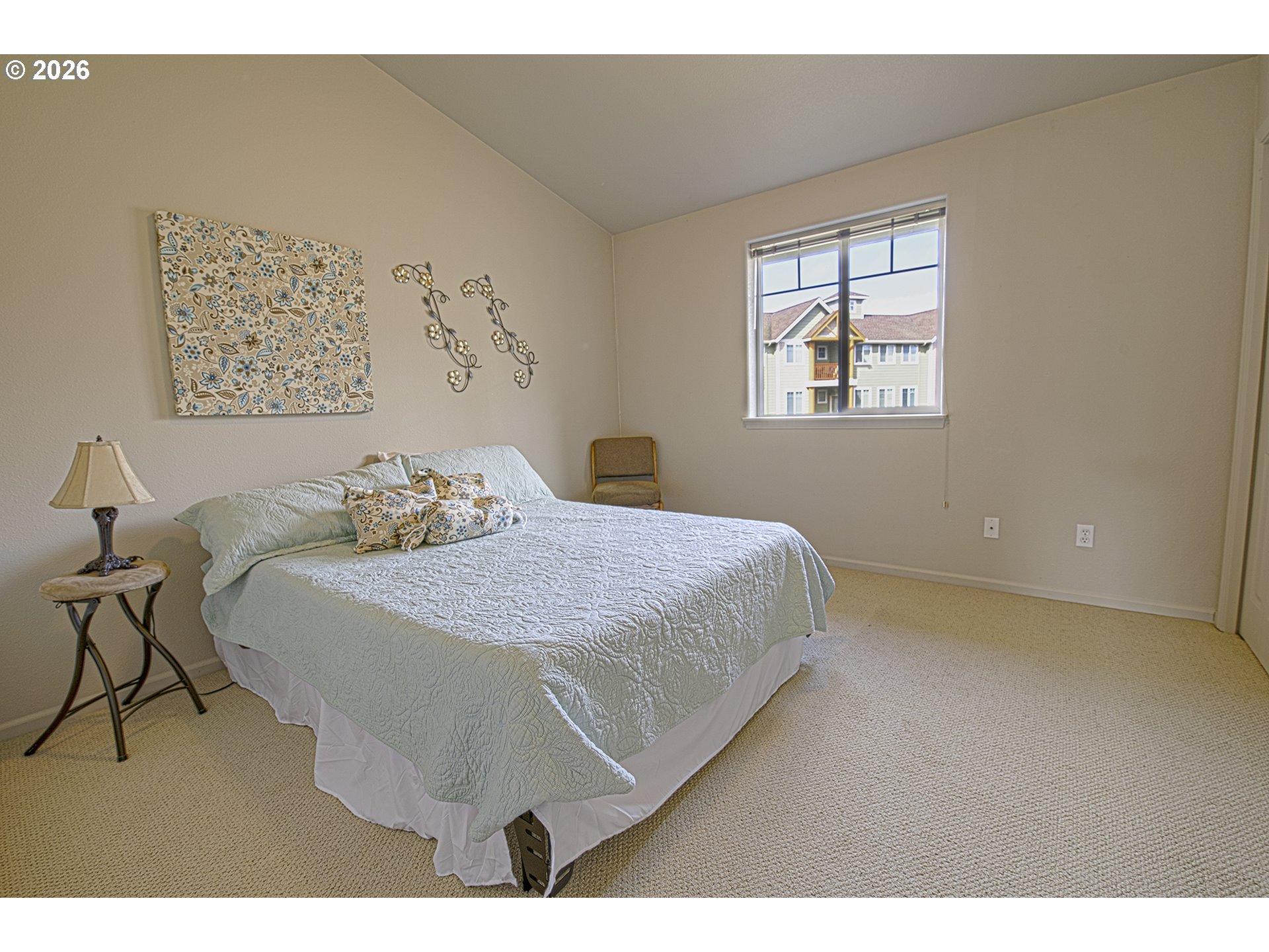 179 Laurel Street, Unit 9 Florence, OR 97439 - Photo 28 of 37 a bedroom with a bed and a window