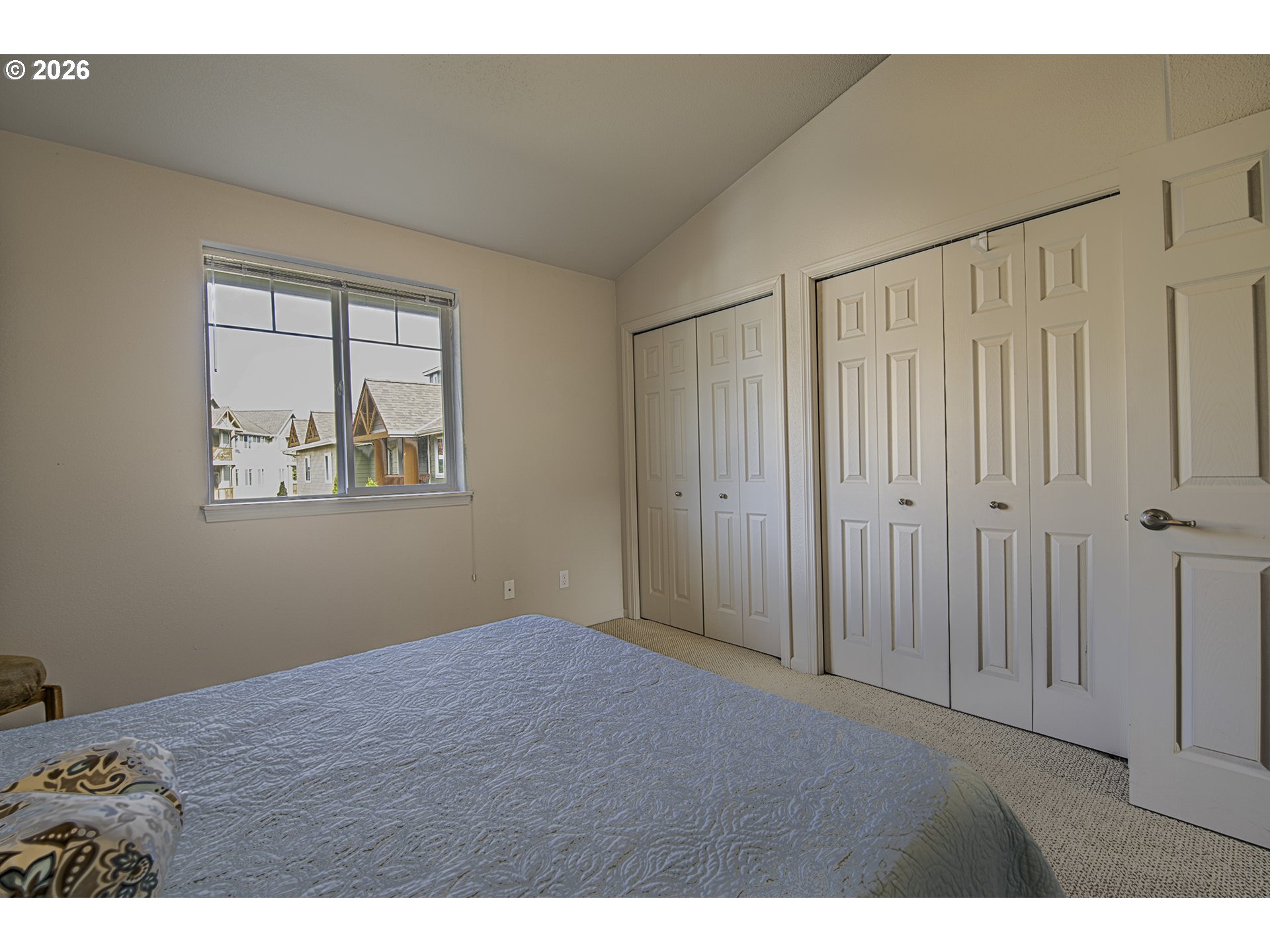 179 Laurel Street, Unit 9 Florence, OR 97439 - Photo 30 of 37 a view of empty room with windows