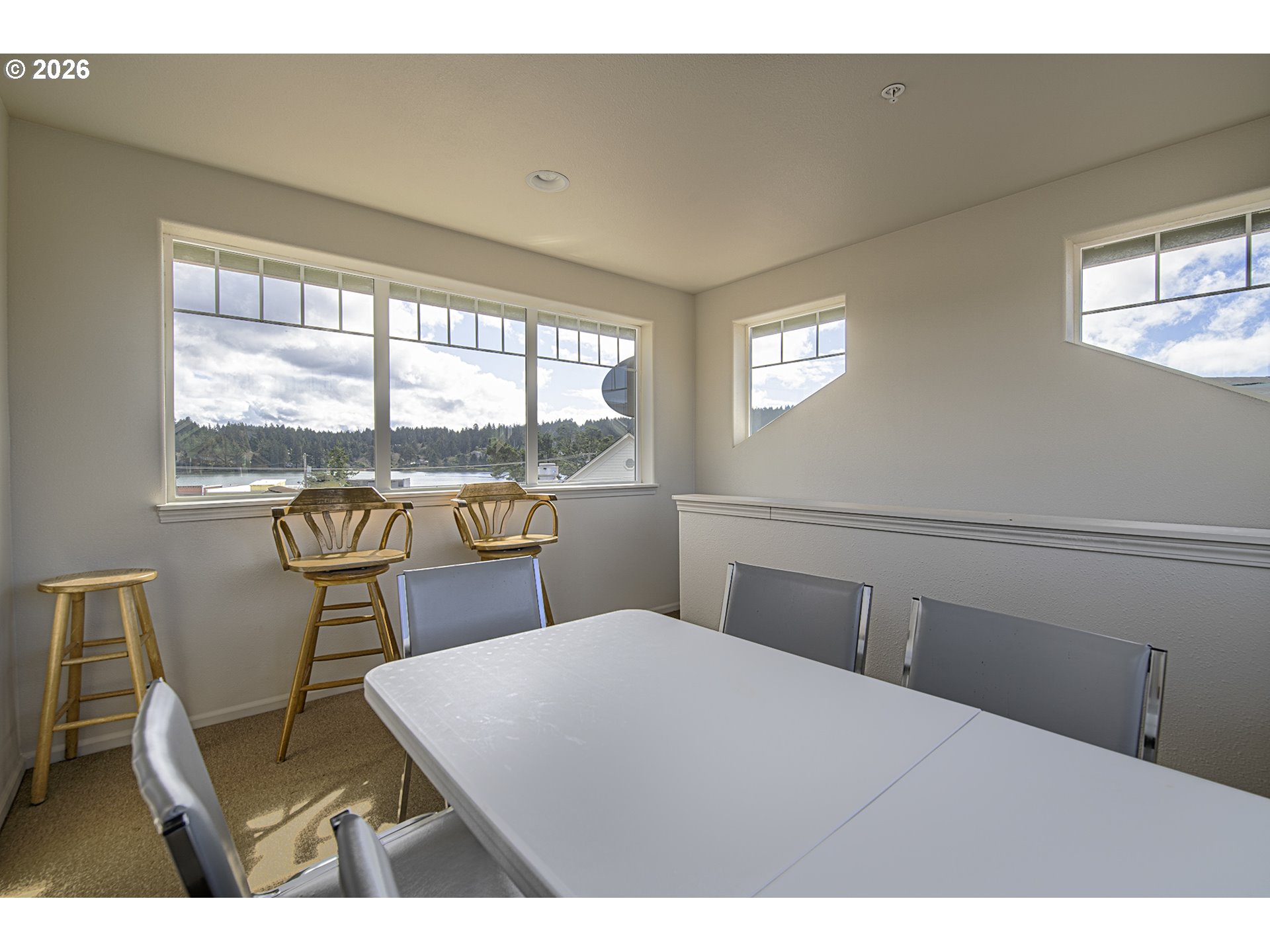 179 Laurel Street, Unit 9 Florence, OR 97439 - Photo 36 of 37 a bedroom with a bed window and a table