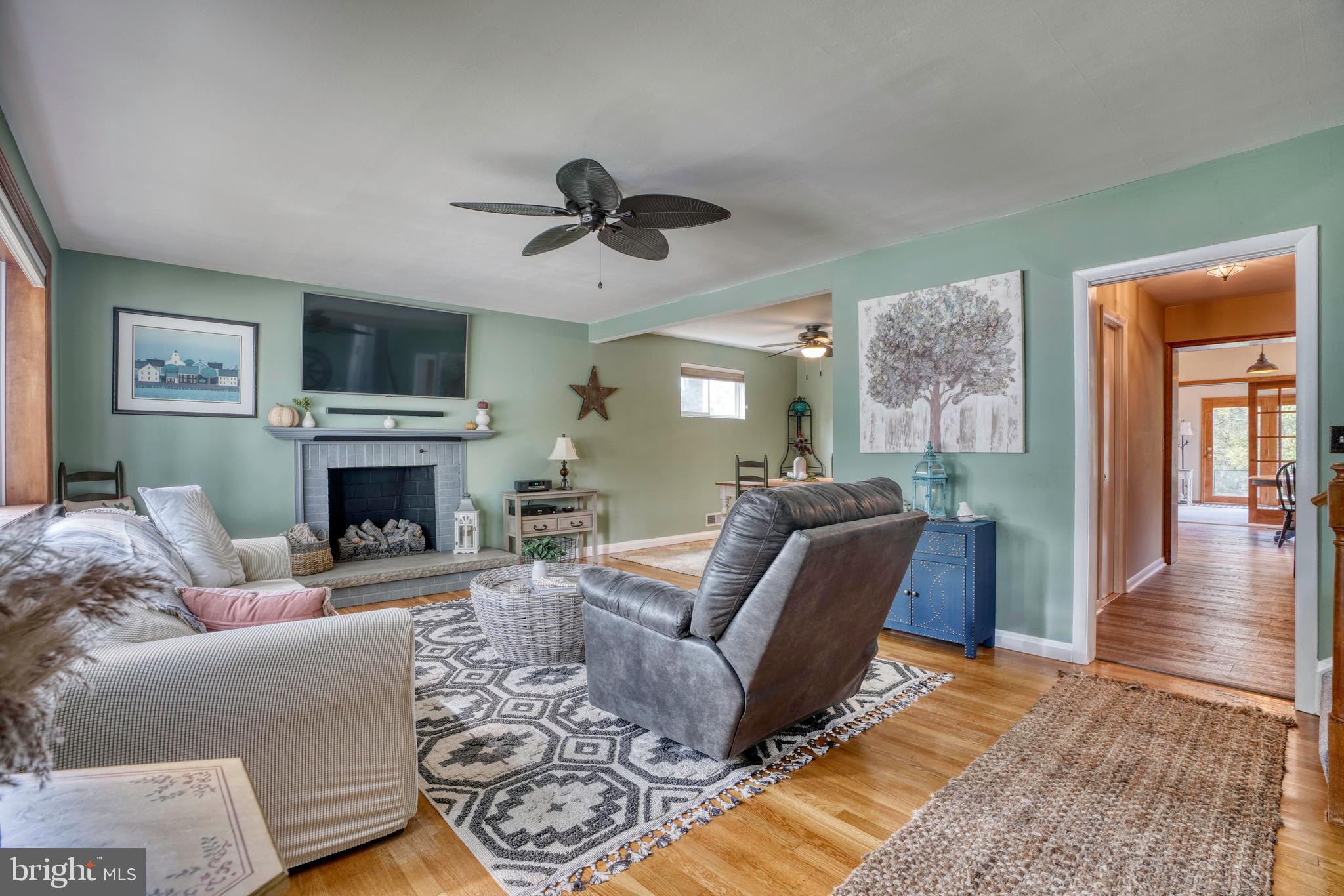 Spacious living room w/ hardwood floors