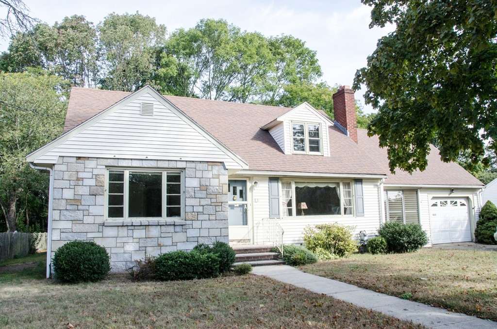 a view of front a house with a yard