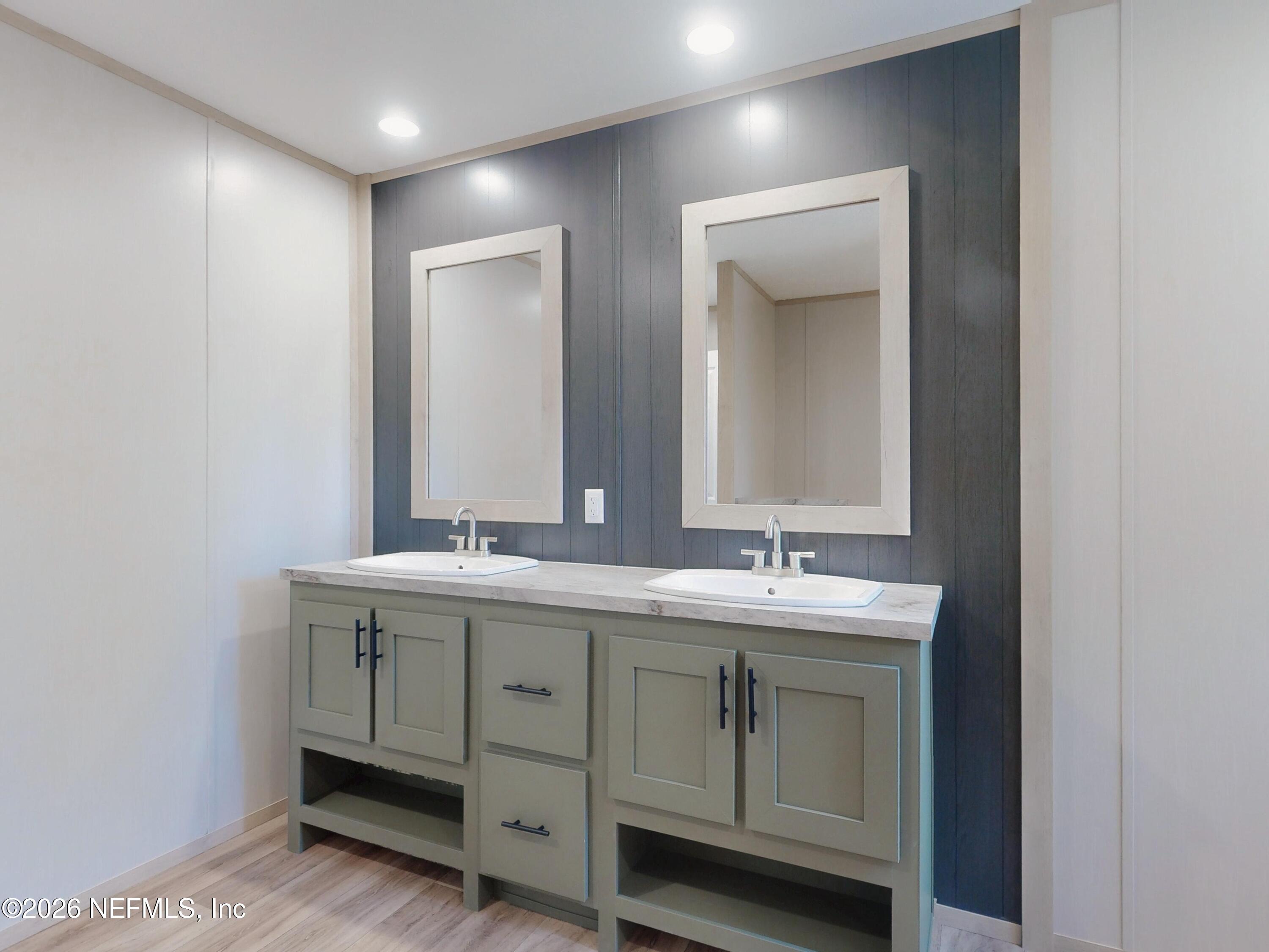 5770 Acadia Street Keystone Heights, FL 32656 - Photo 34 of 64 a bathroom with 2 sink and a mirror